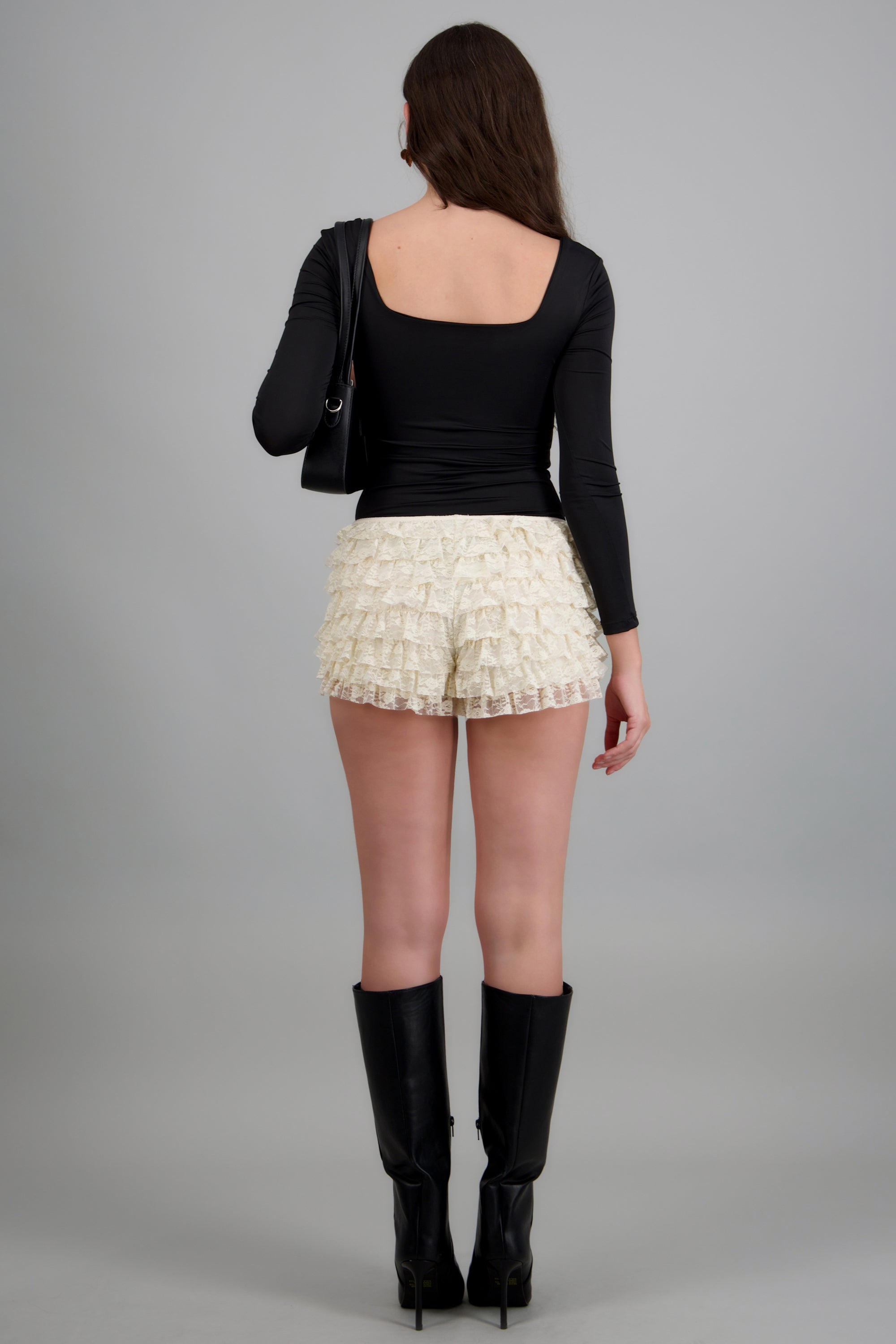 Shorts encaje con capas olanes CREMA