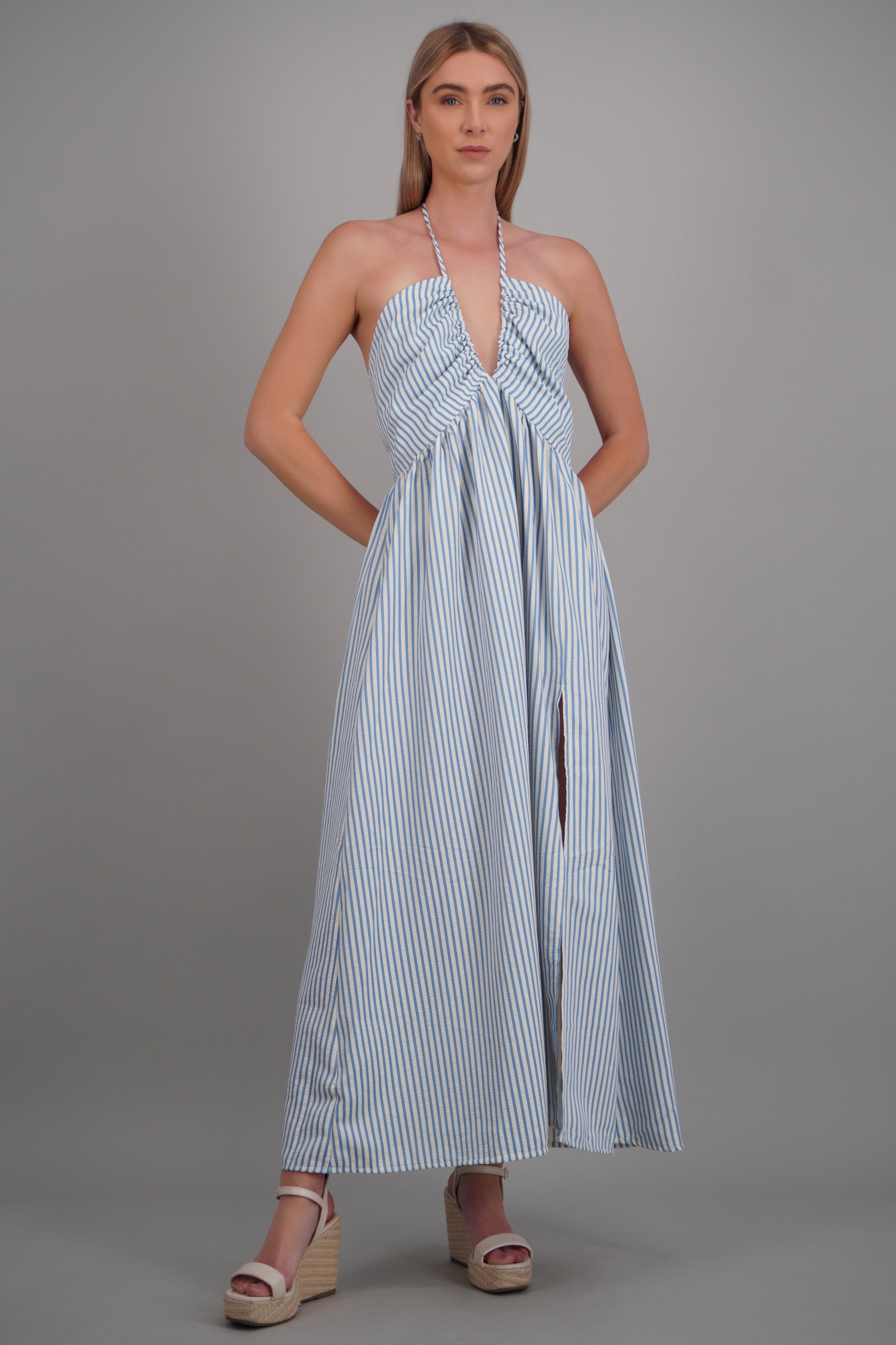 Vestido maxi de rayas halter AZUL COMBO