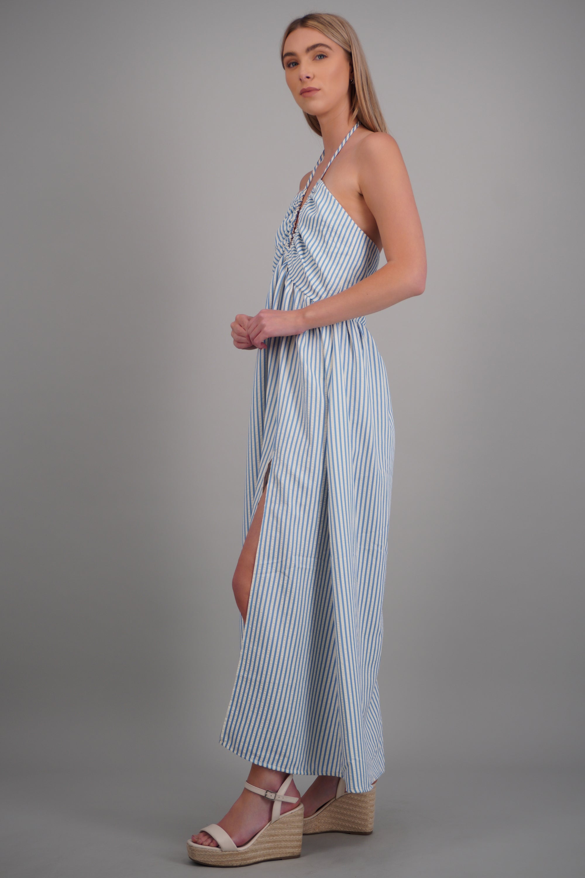 Vestido maxi de rayas halter AZUL COMBO