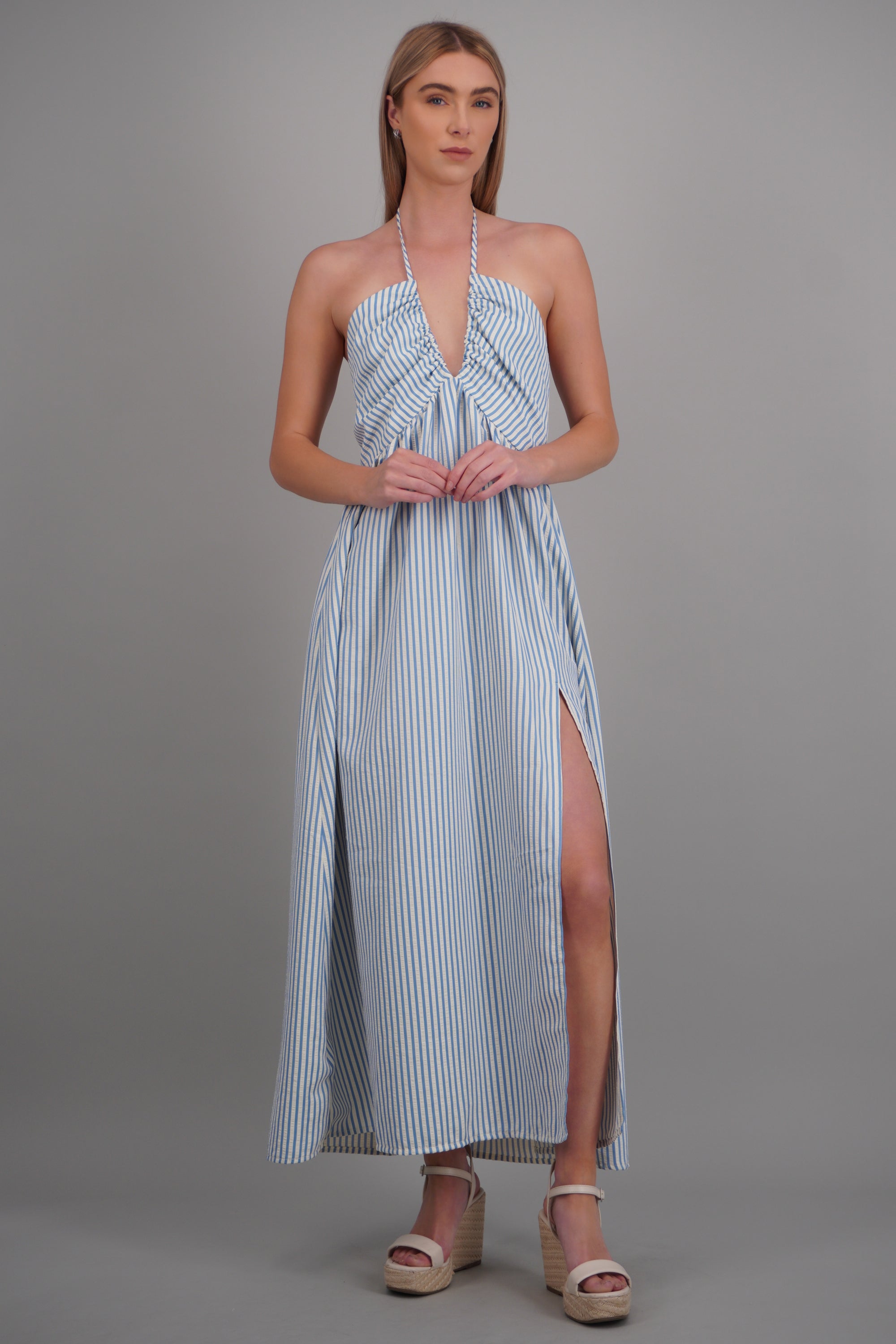 Vestido maxi de rayas halter AZUL COMBO