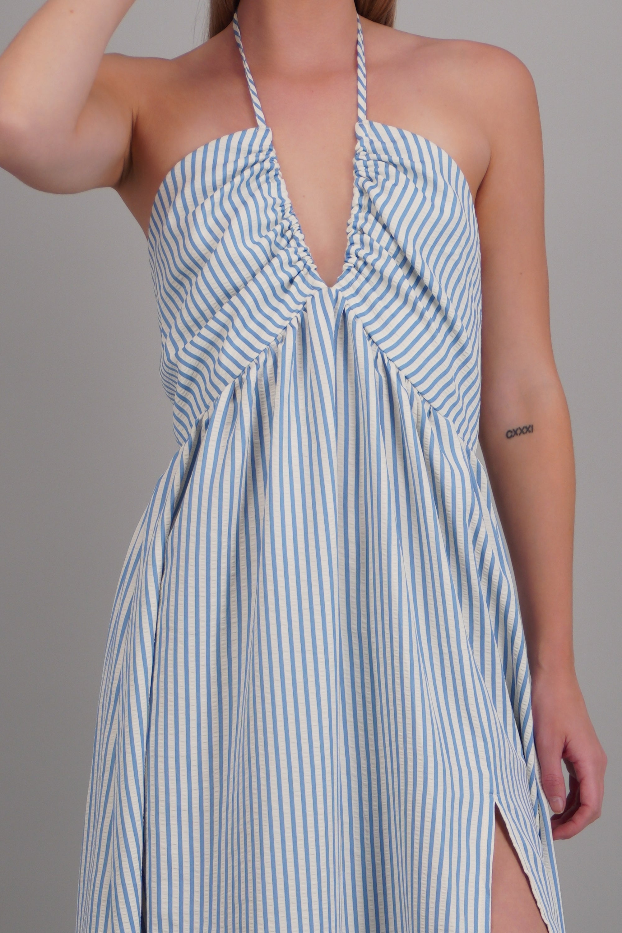 Vestido maxi de rayas halter AZUL COMBO