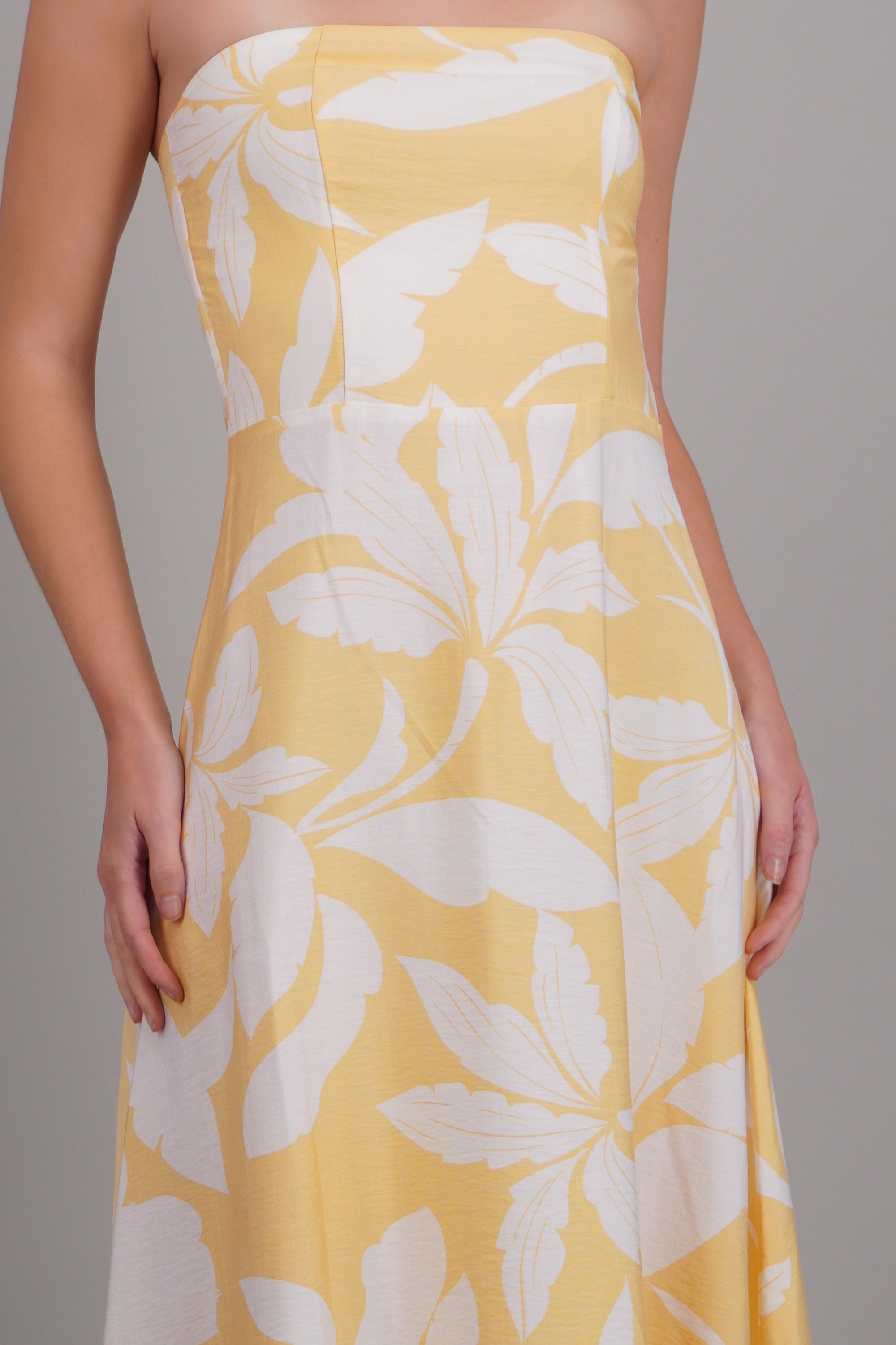 Vestido strapless estampado tropical AMARILLO COMBO