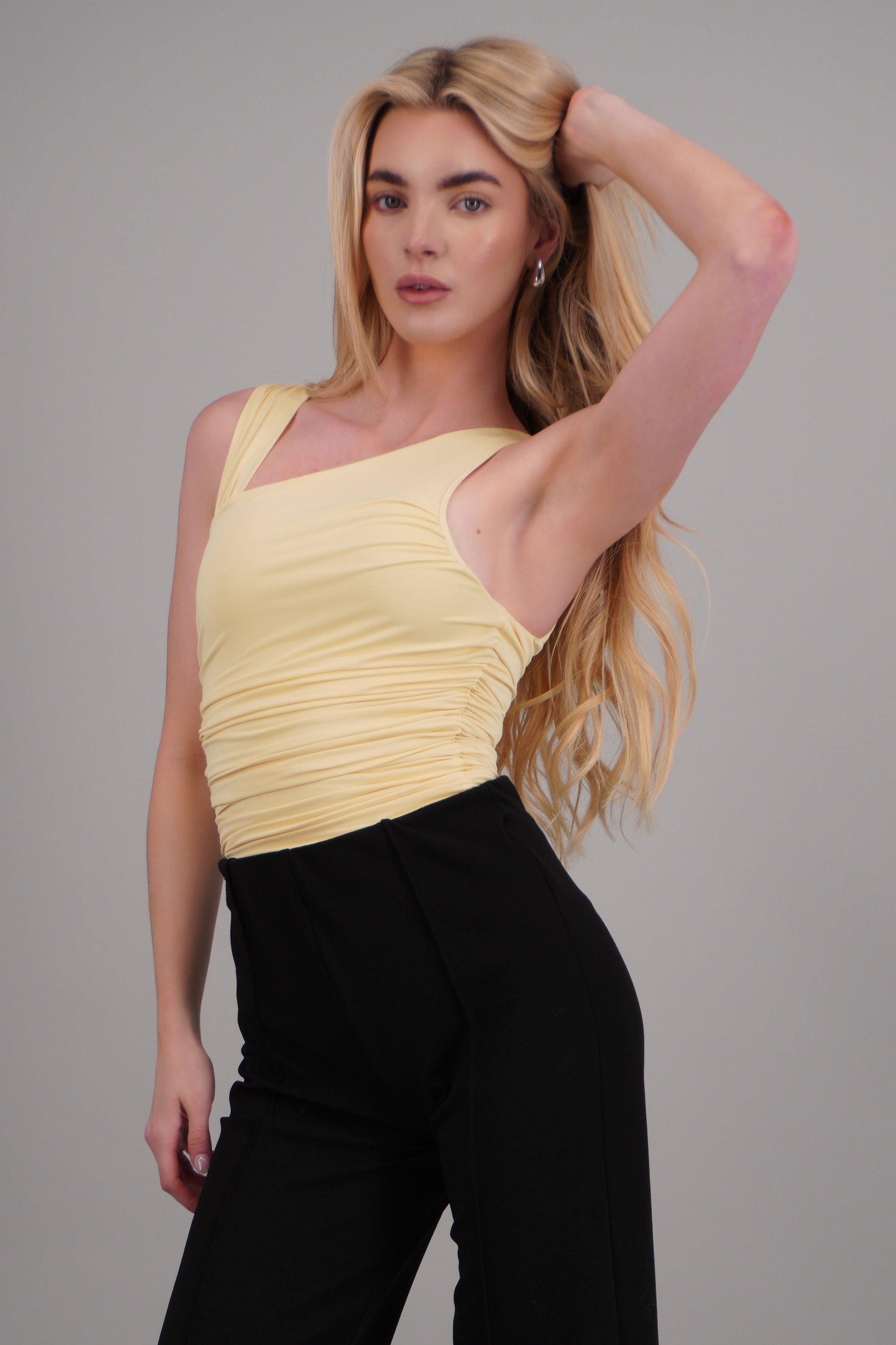 Top asimetrico drapeado AMARILLO PASTEL