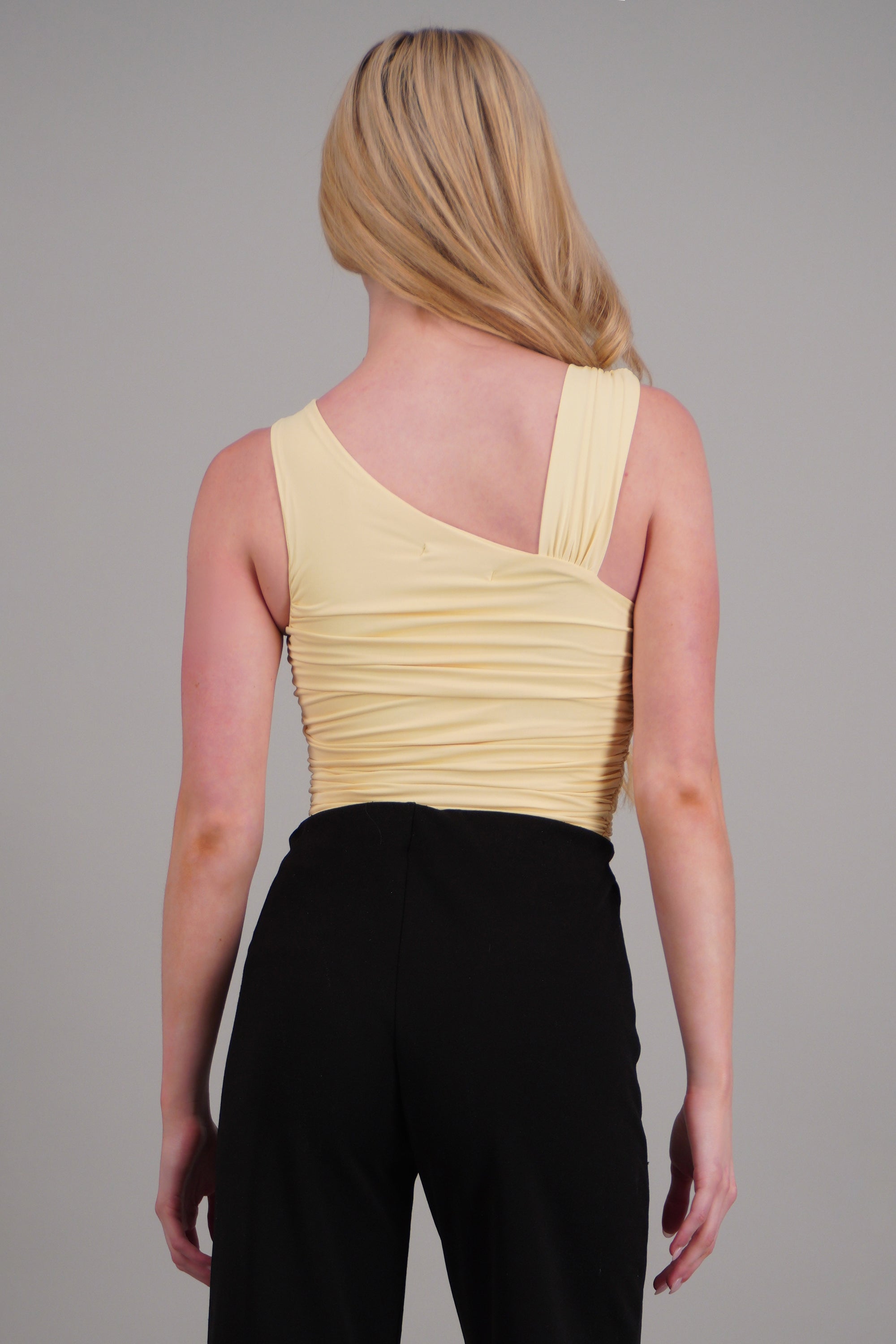 Top asimetrico drapeado AMARILLO PASTEL