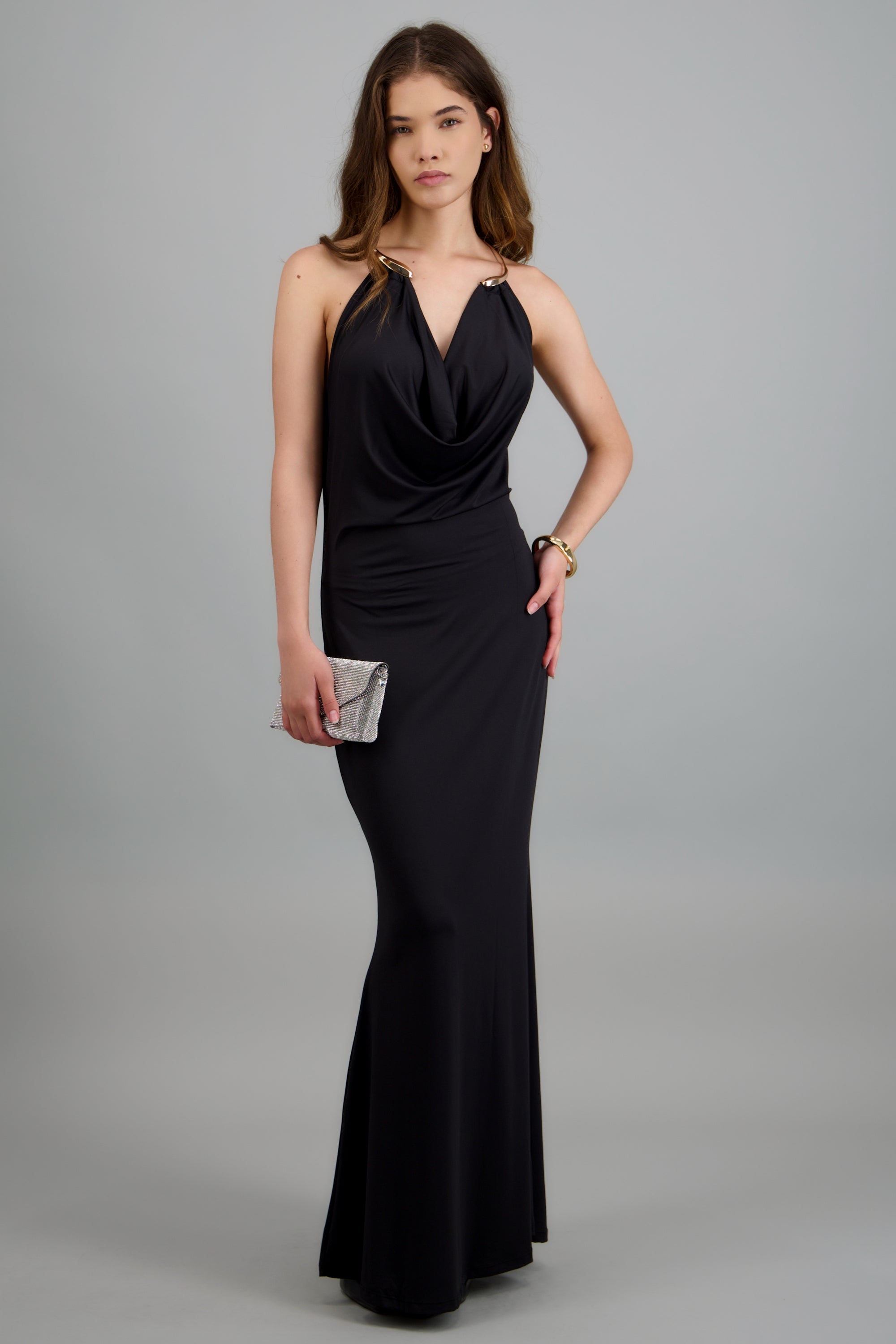 Vestido cuello halter aplicacion metálica NEGRO