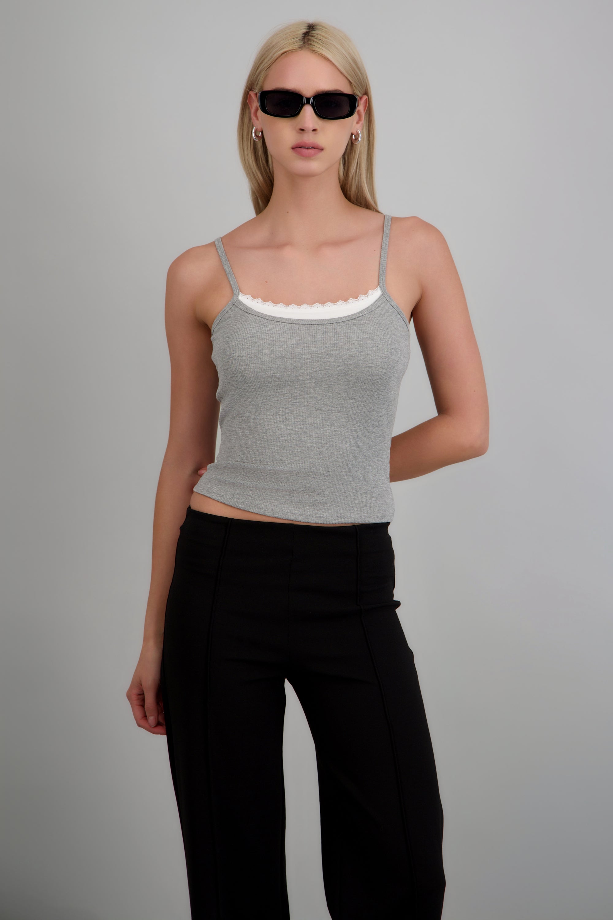 Top tirantes encaje en escote GRIS COMBO