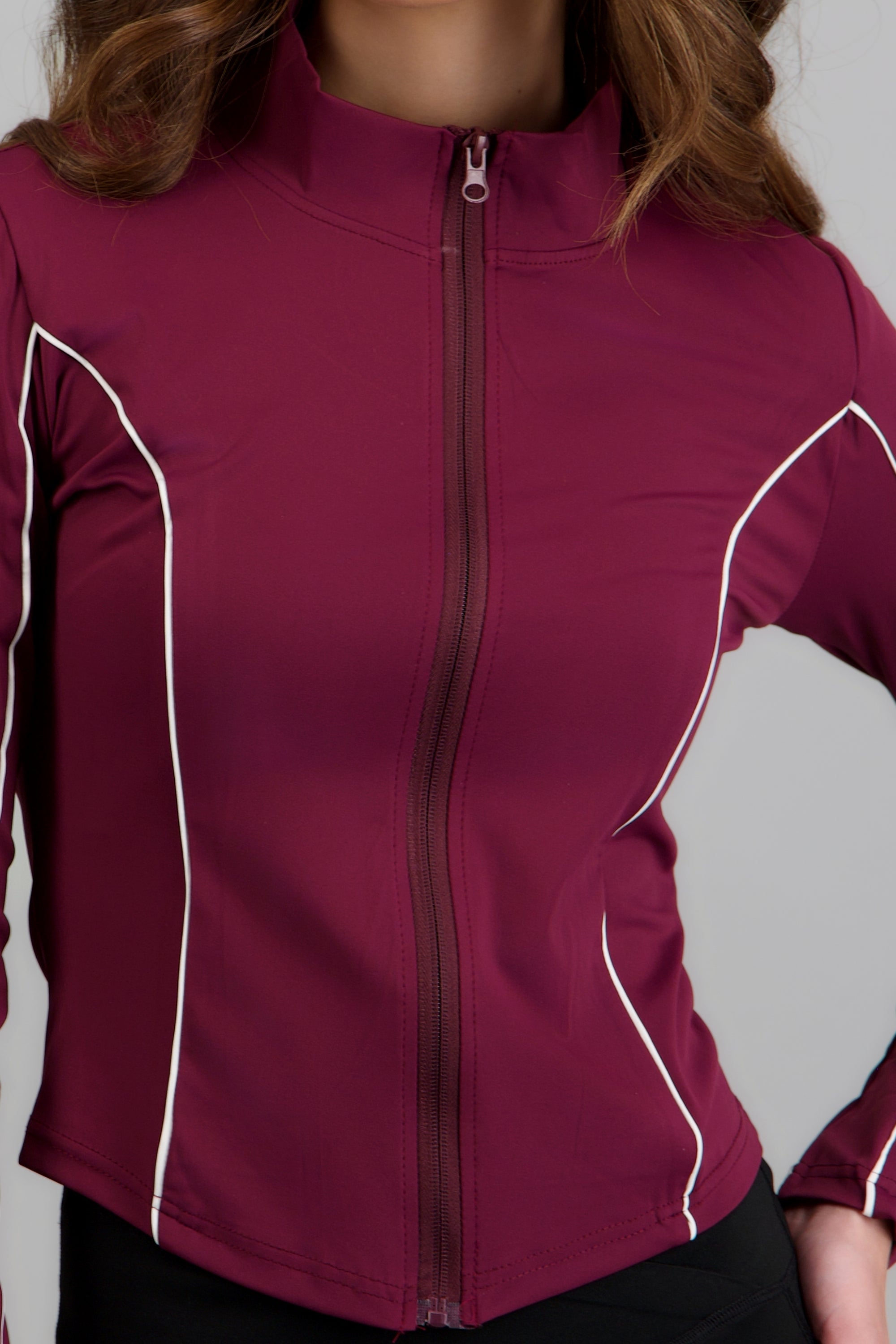 Chamarra deportiva con contrastes slim fit CIRUELA