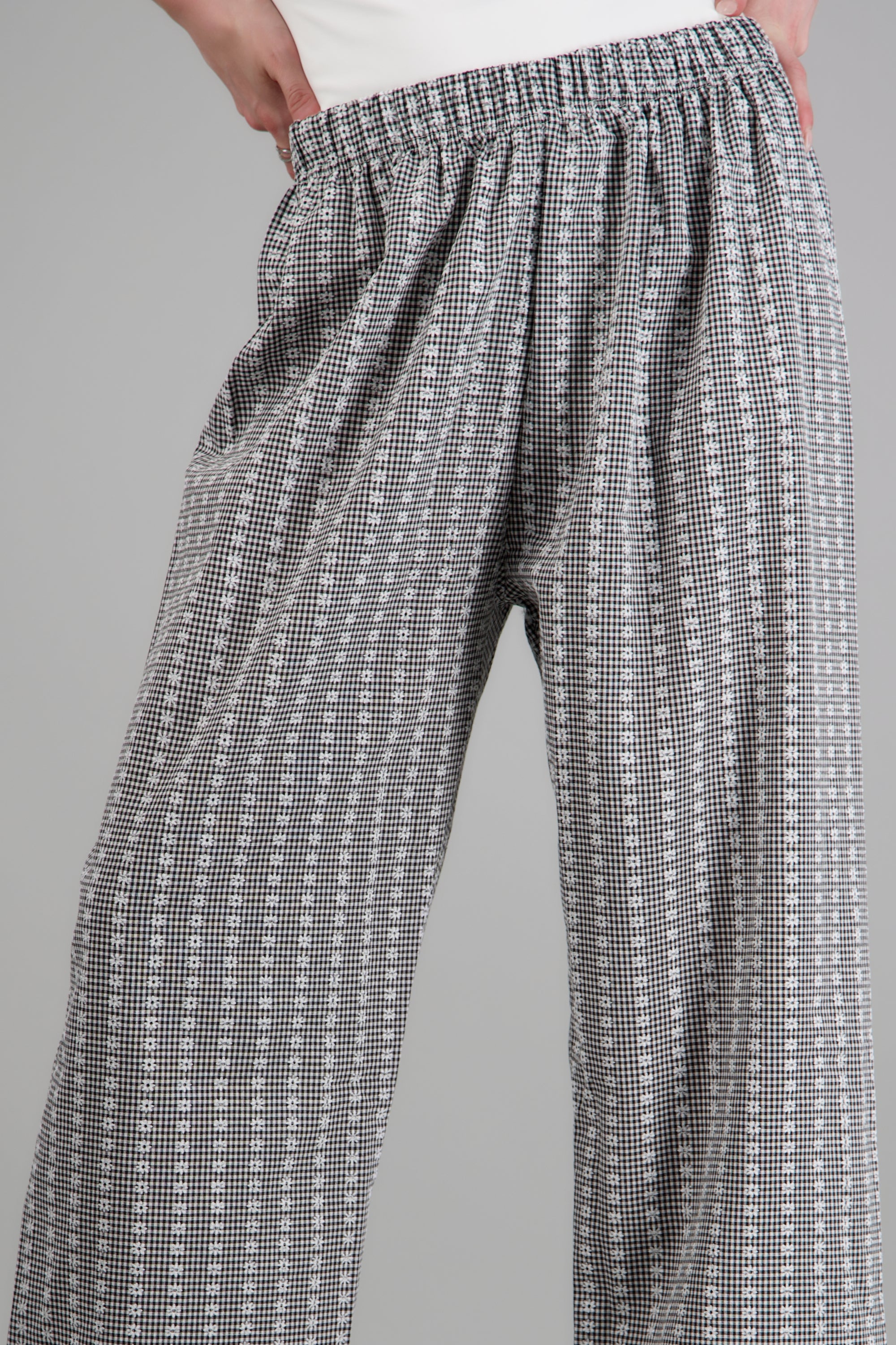 Pantalones cuadros y mini flores NEGRO COMBO