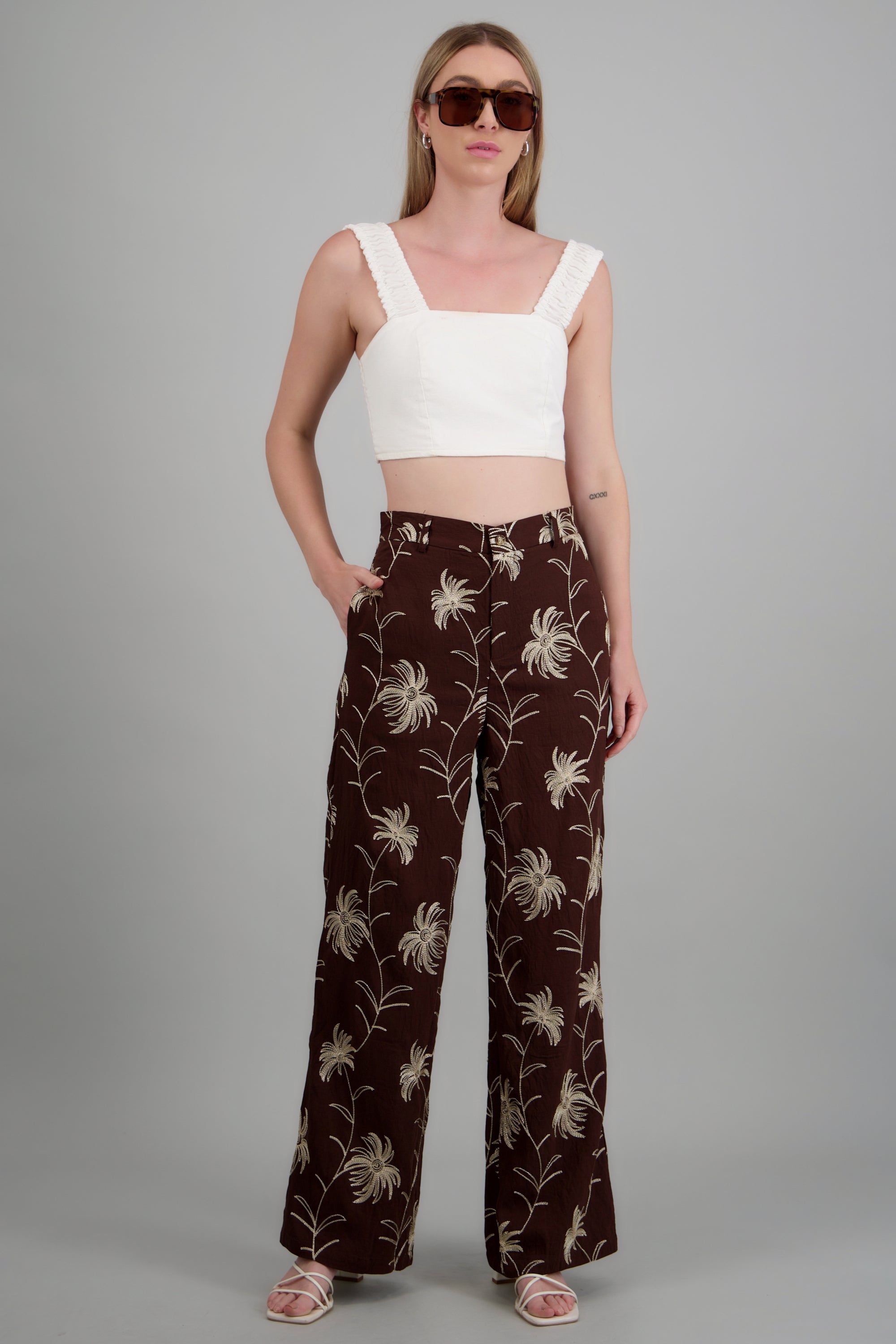 Pantalón detalle borado flores CHOCOLATE