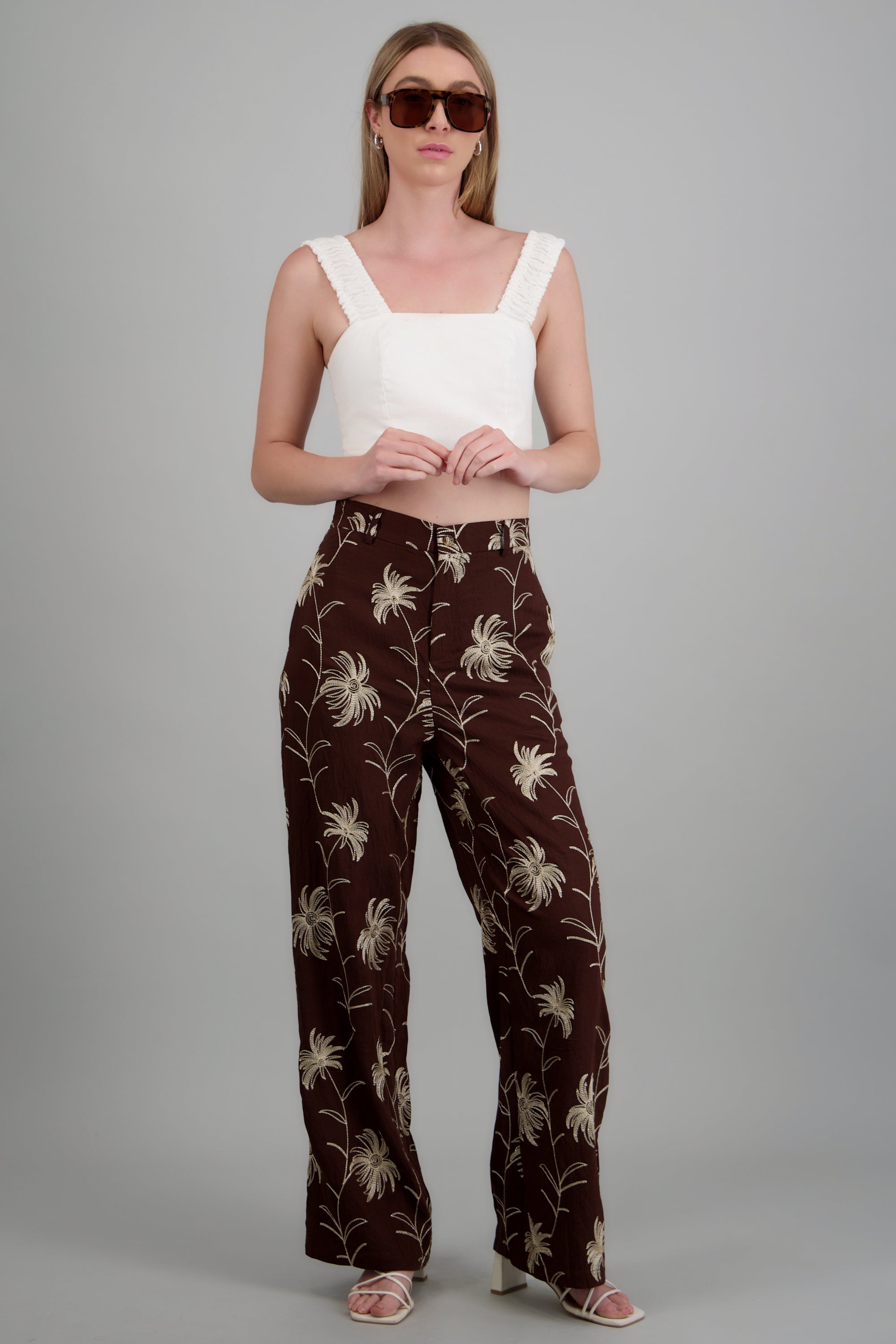 Pantalón detalle borado flores CHOCOLATE