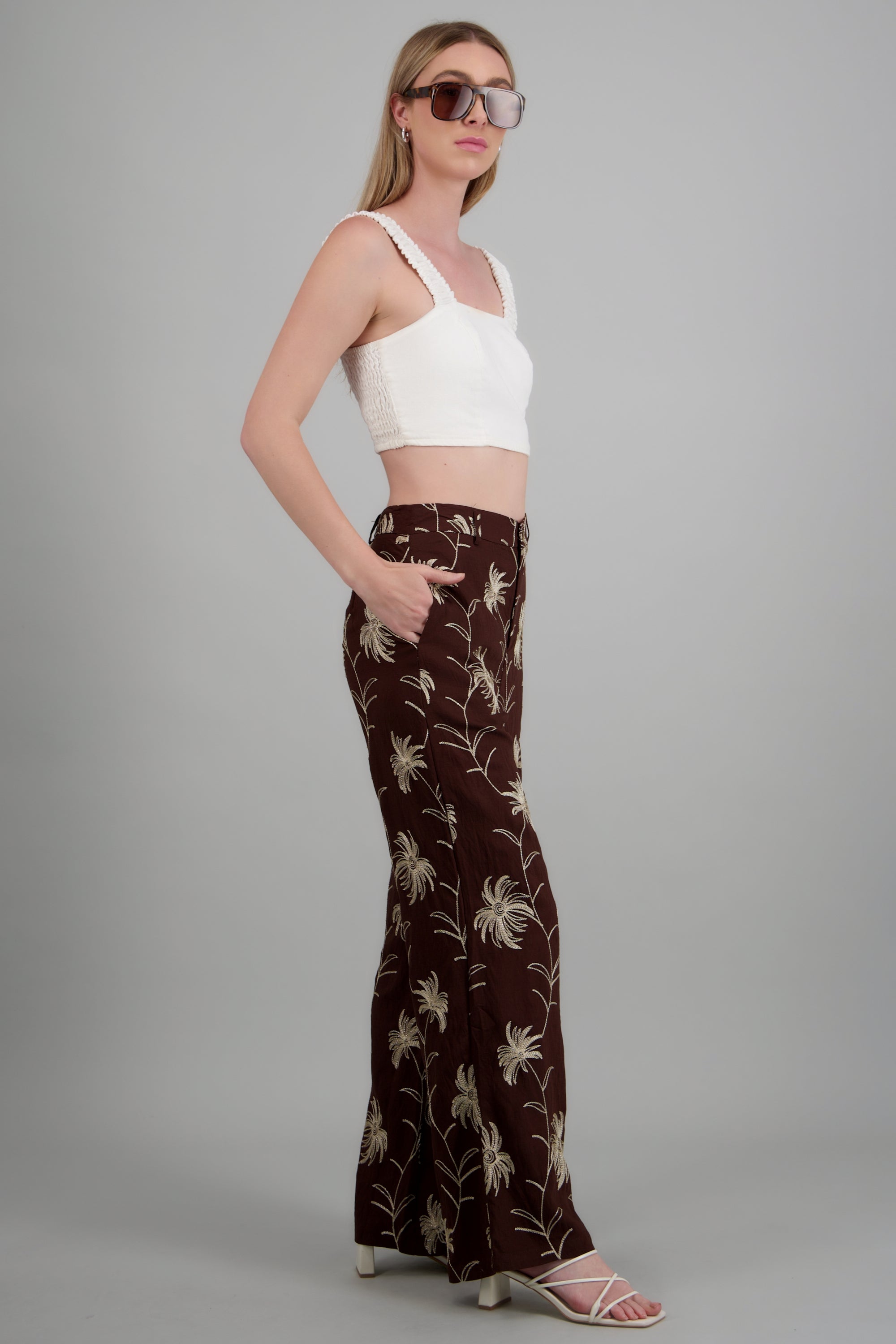 Pantalón detalle borado flores CHOCOLATE