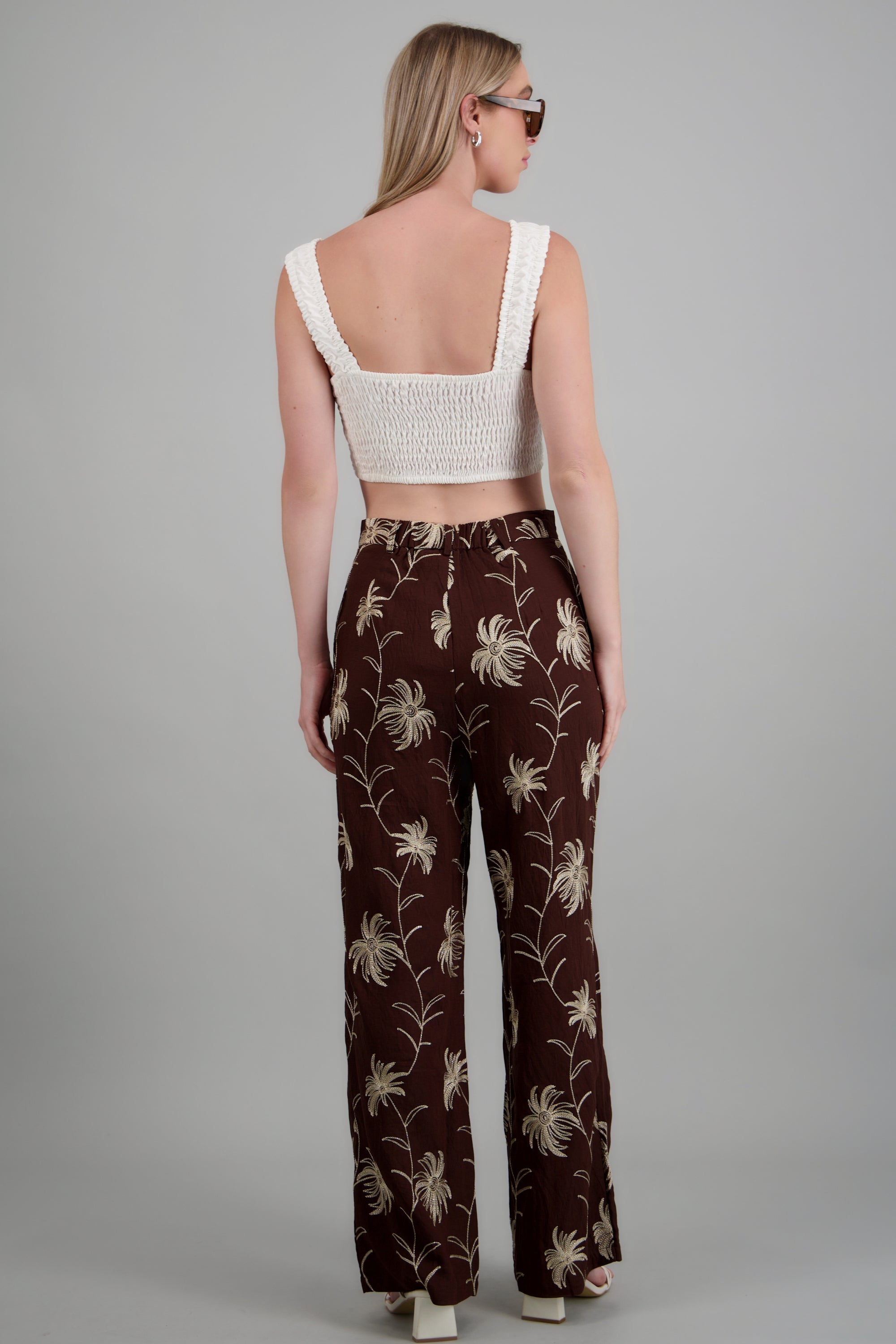 Pantalón detalle borado flores CHOCOLATE