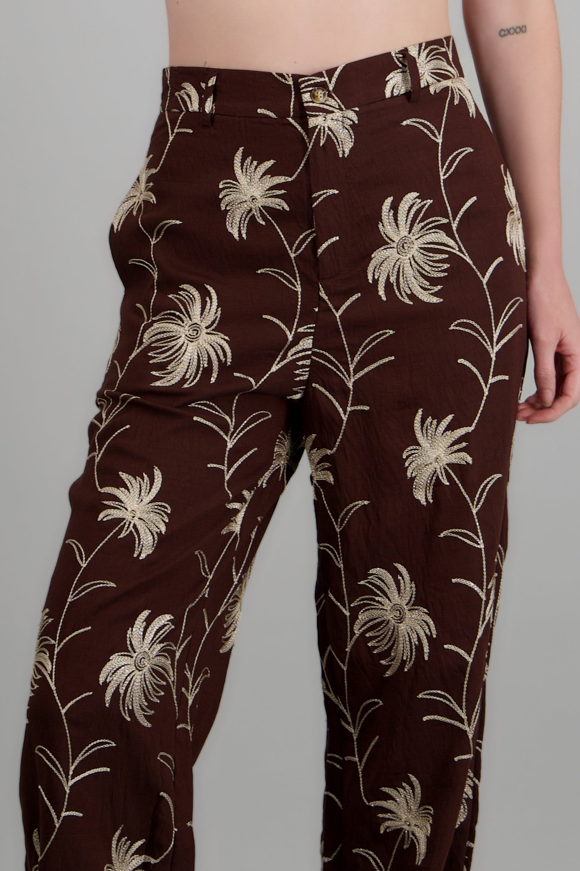 Pantalón detalle borado flores CHOCOLATE