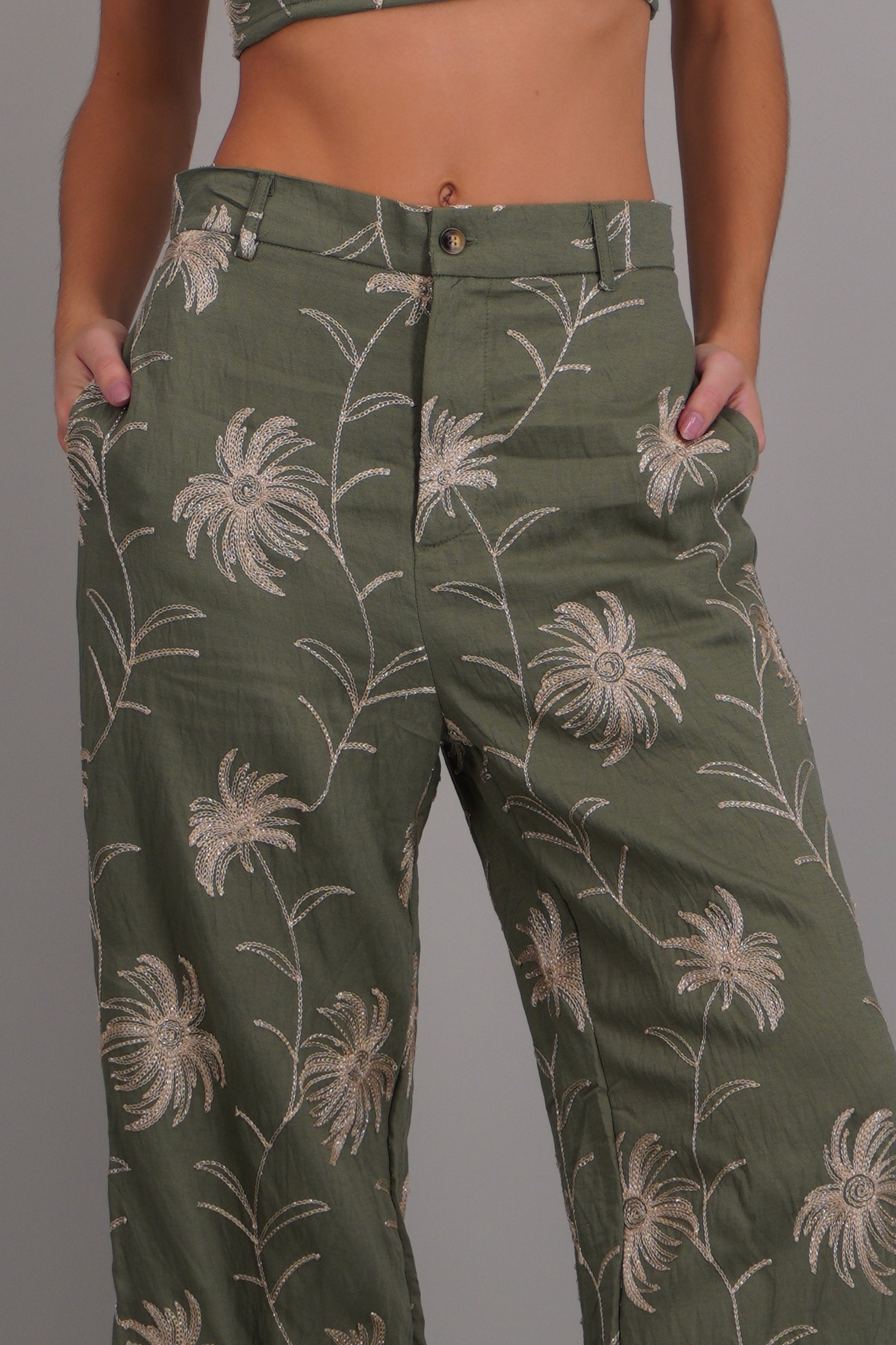 Pantalón detalle borado flores OLIVO