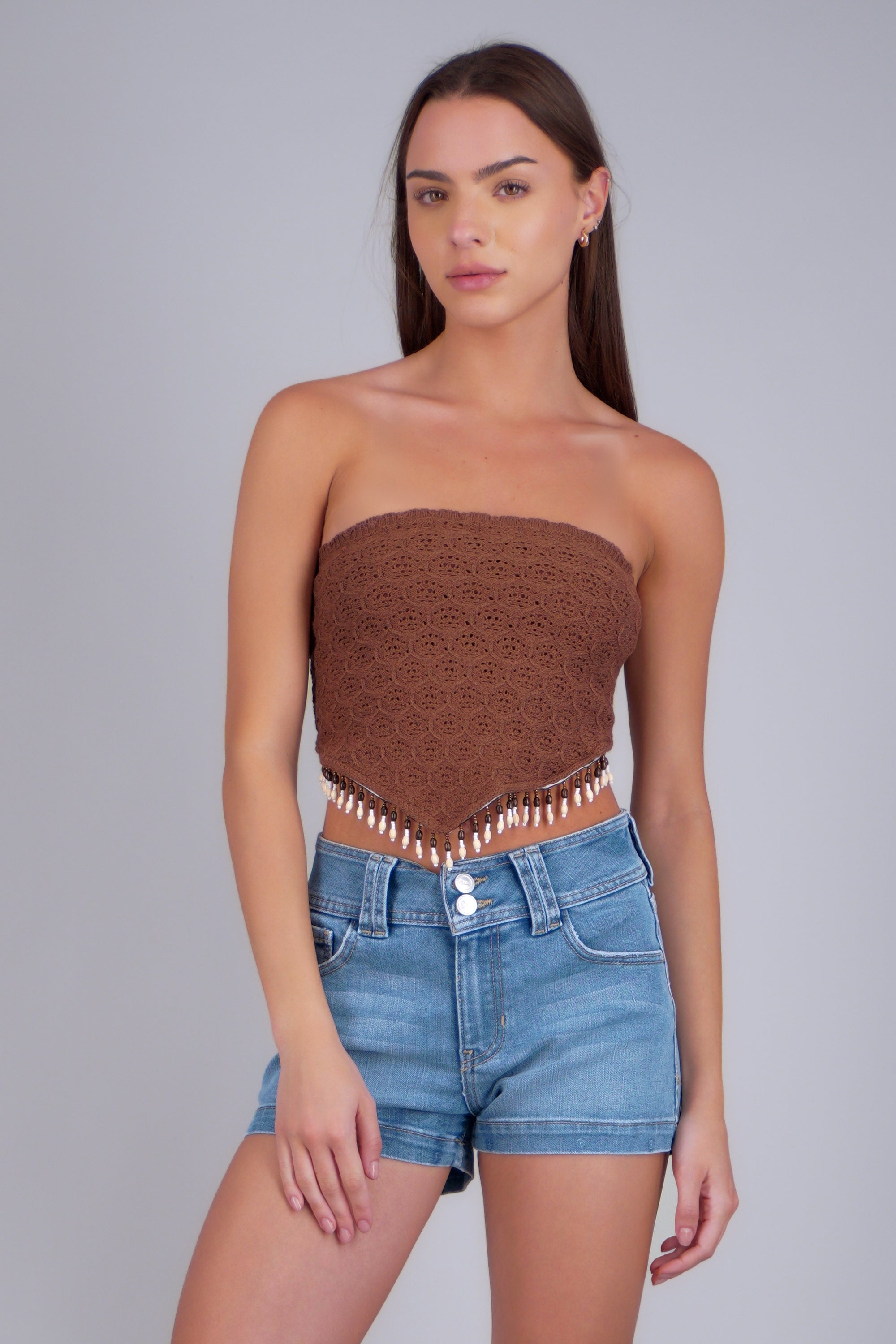 Top bandeau tejido crochet detalle fleco cuentas CAFE