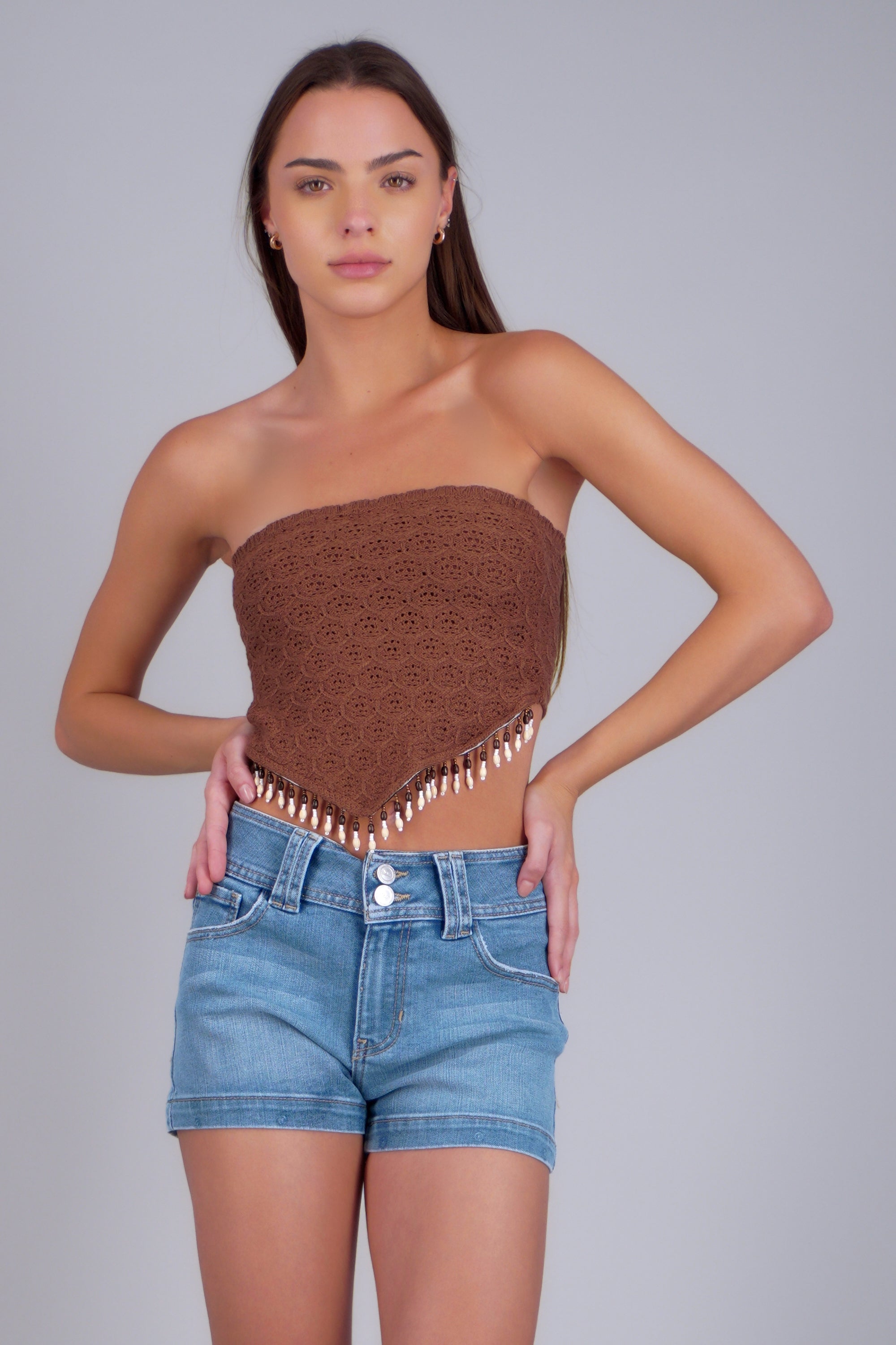 Top bandeau tejido crochet detalle fleco cuentas CAFE