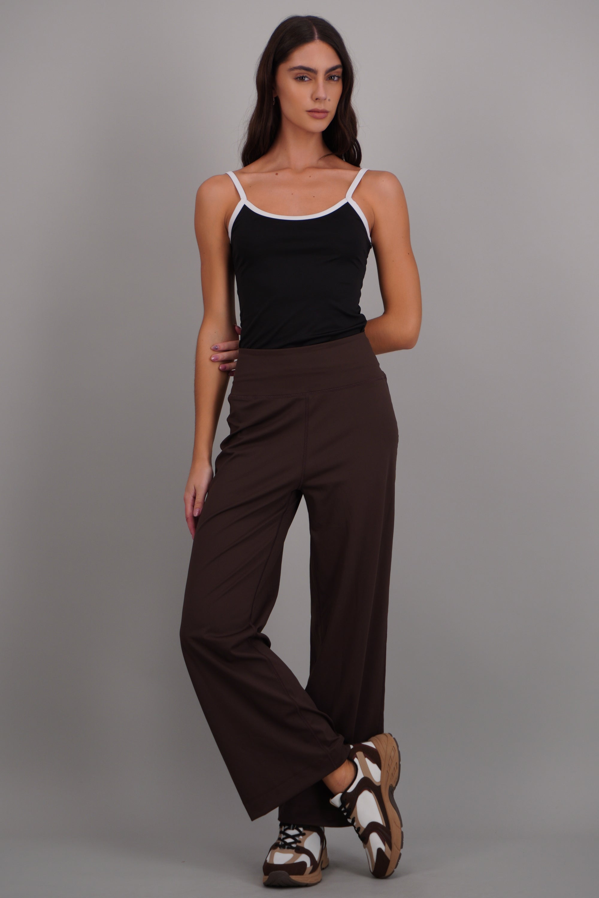 Pantalones deportivos pierna amplia CHOCOLATE