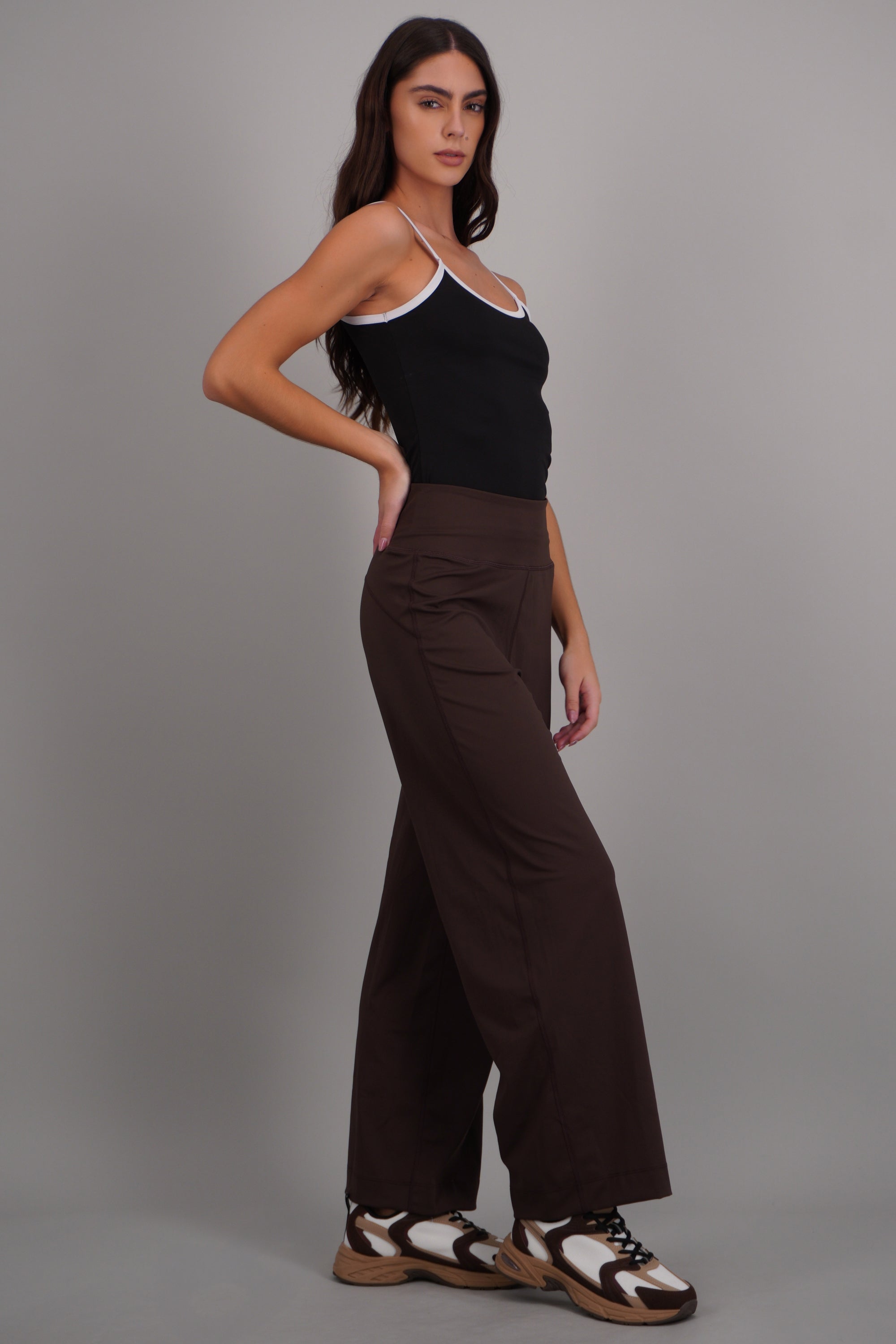 Pantalones deportivos pierna amplia CHOCOLATE