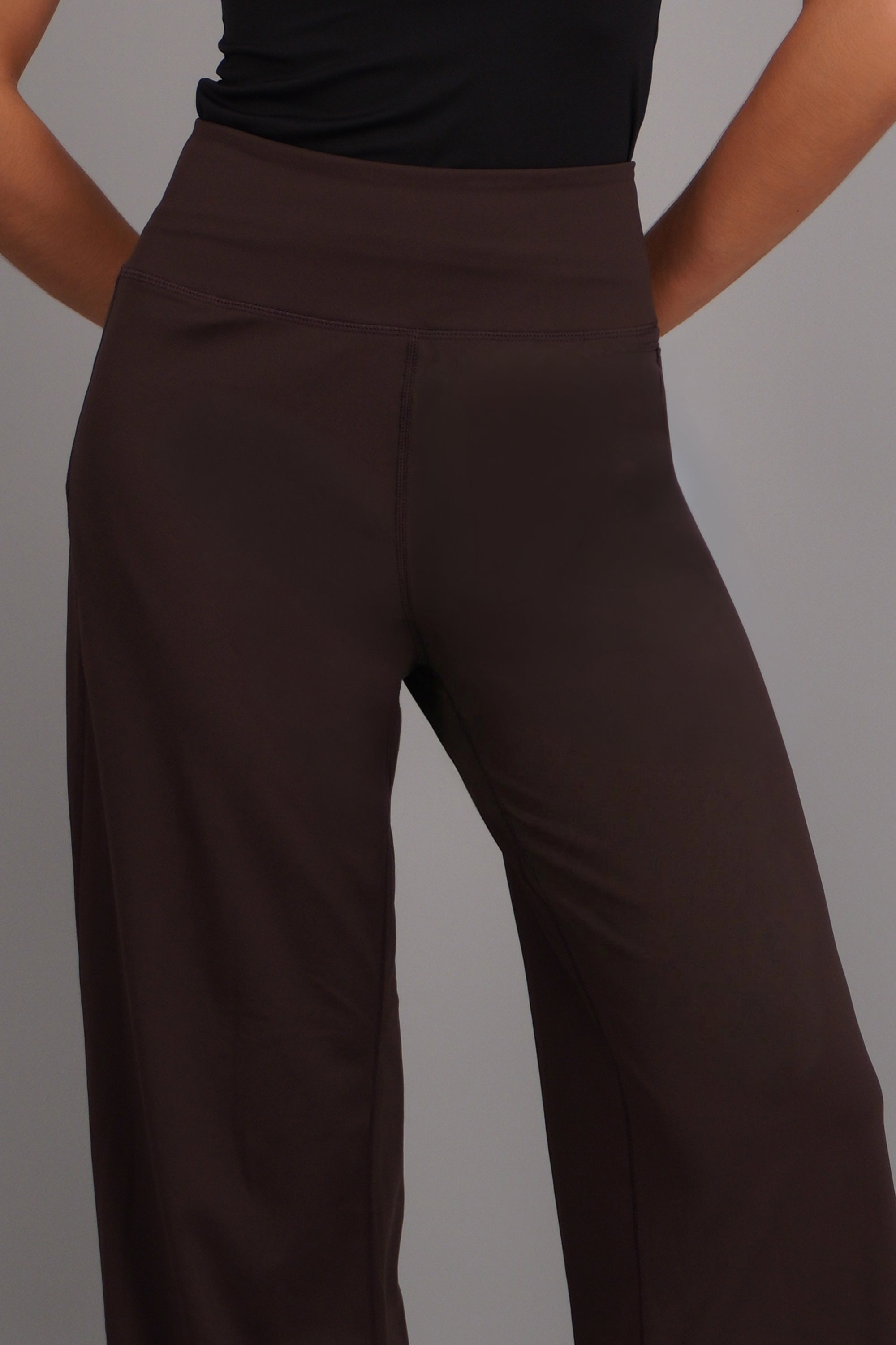 Pantalones deportivos pierna amplia CHOCOLATE