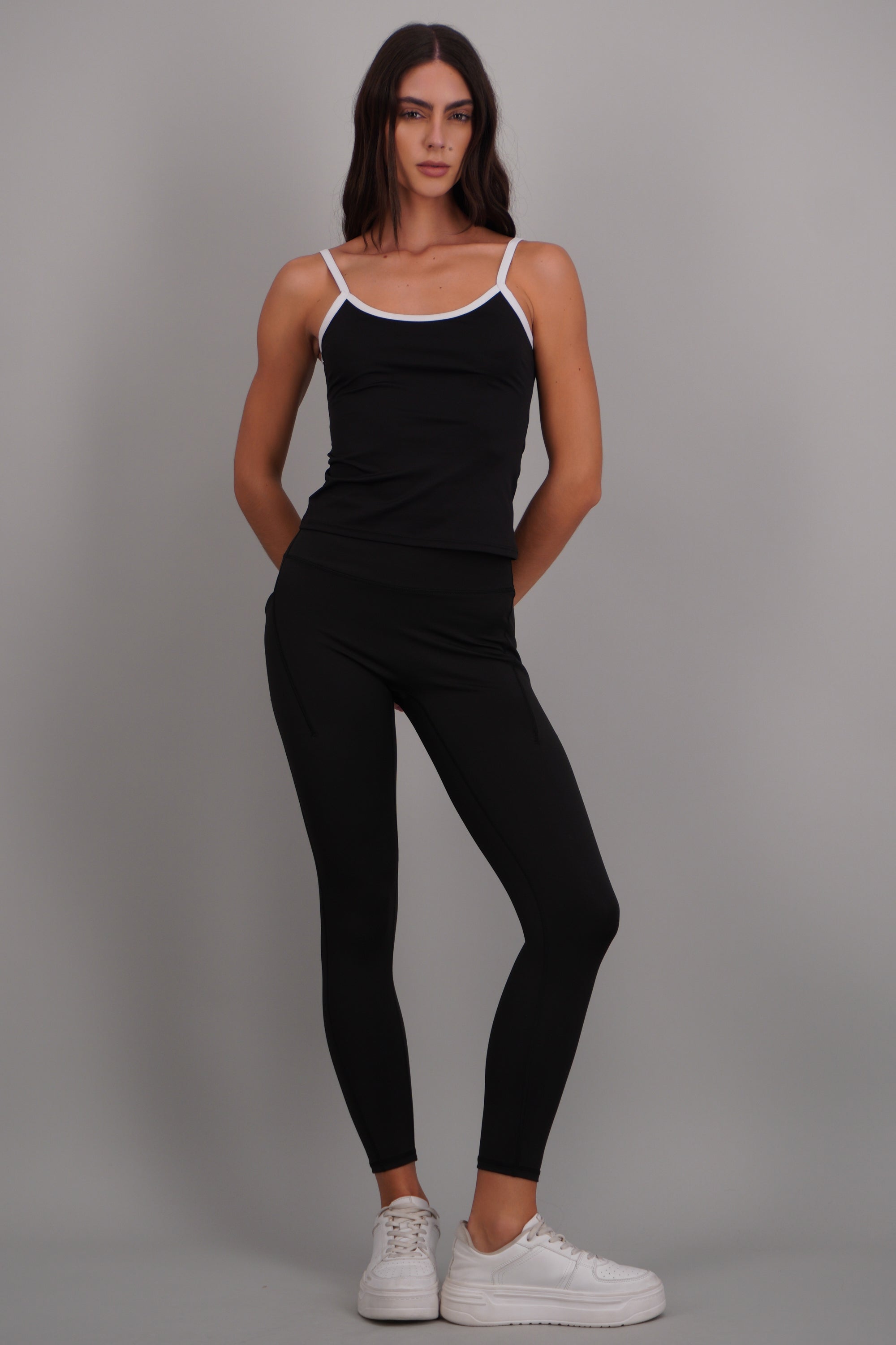 Leggings deportivos con bolsas y pretina amplia NEGRO