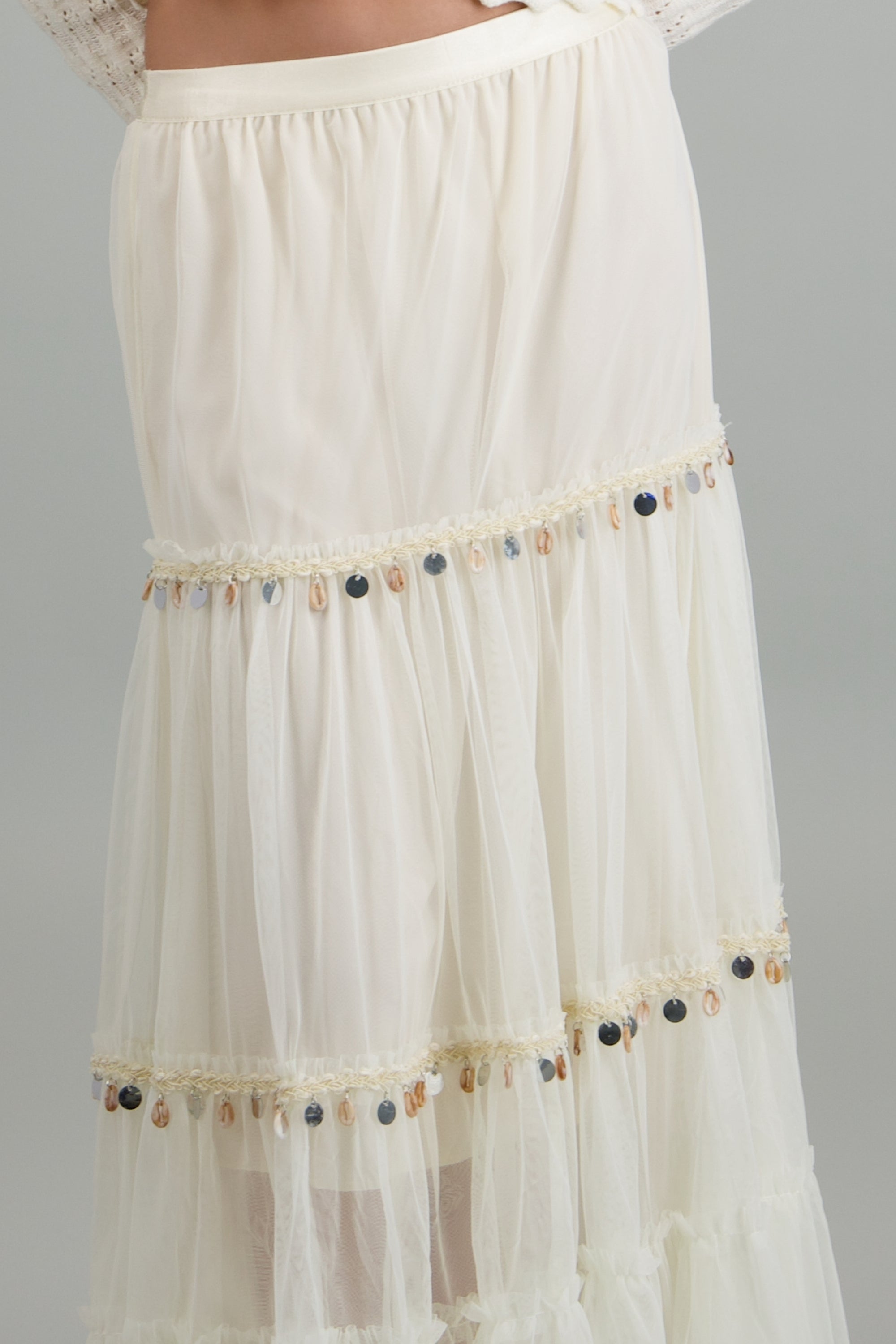 Falda midi con detalle de conchas y lentejuelas HUESO