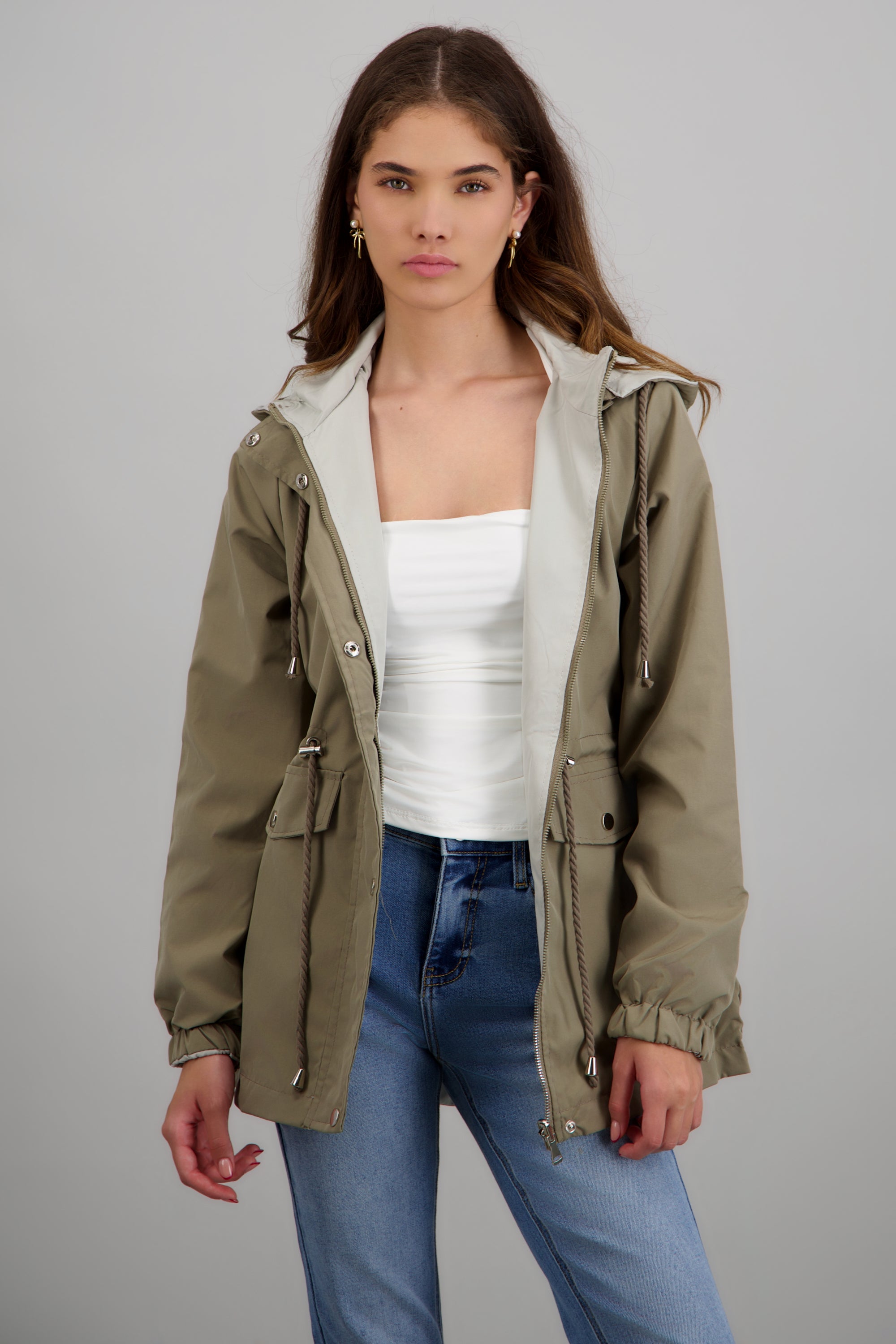 Gabardina ligera con gorro CAFE COMBO