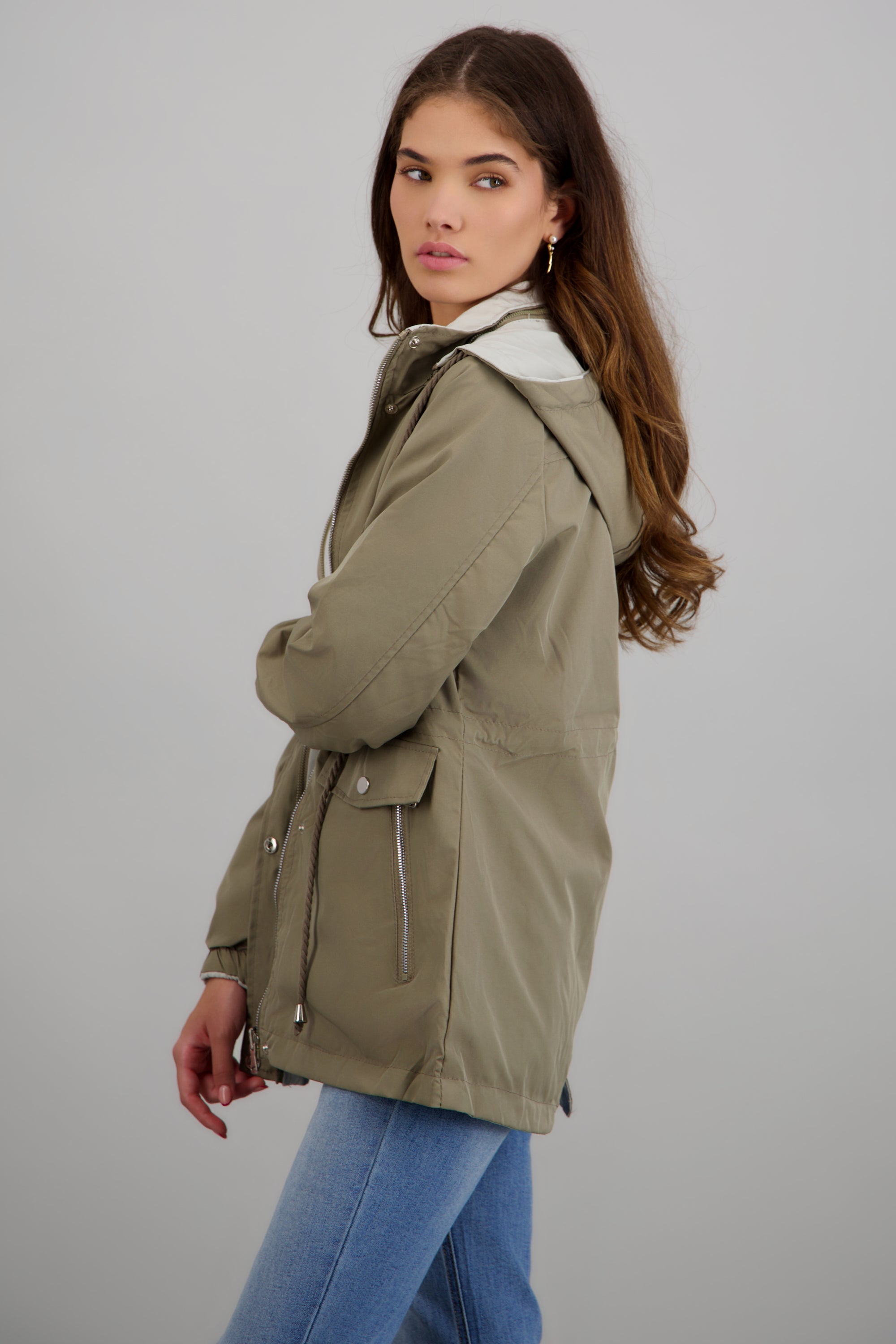 Gabardina ligera con gorro CAFE COMBO