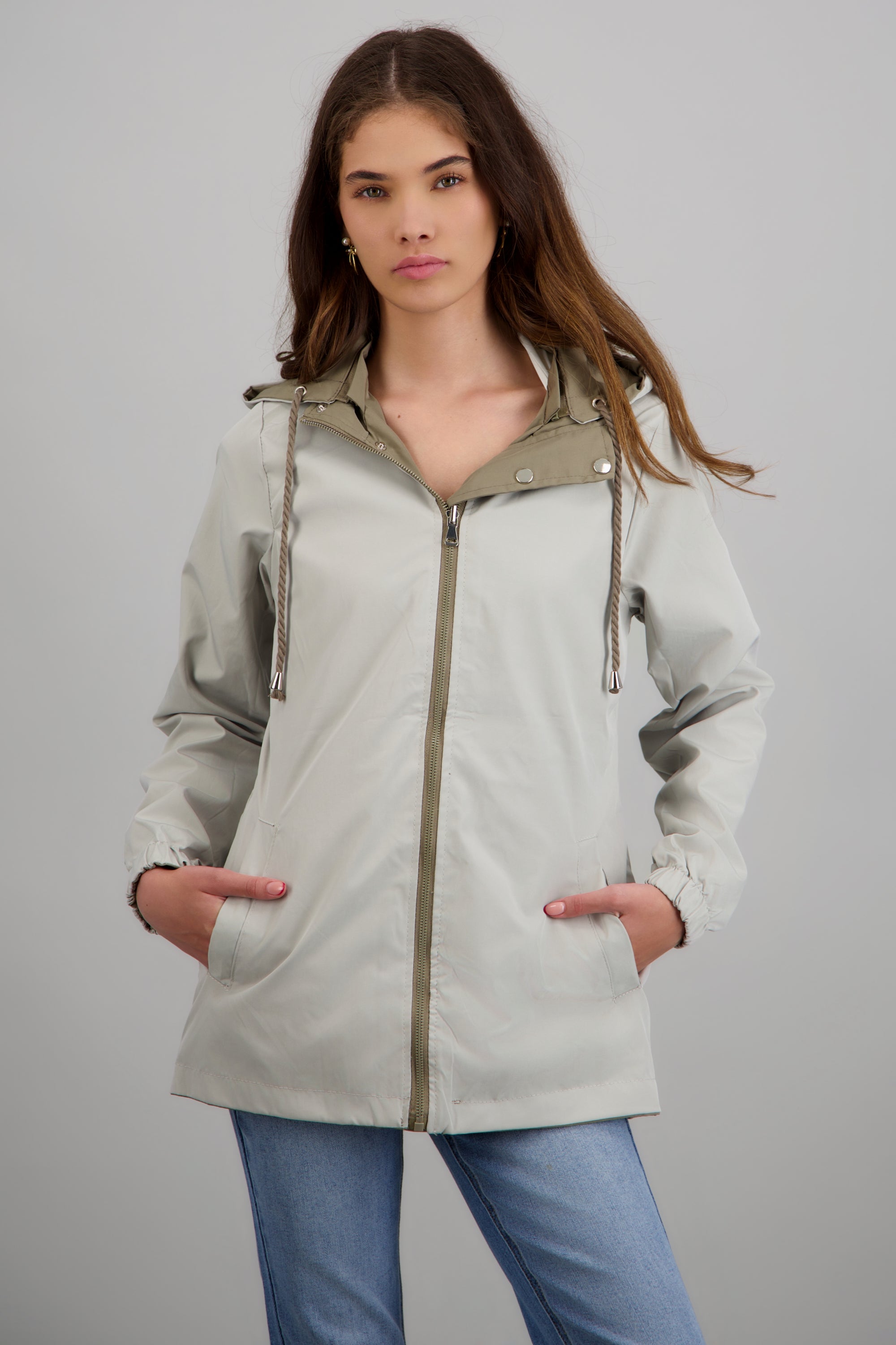 Gabardina ligera con gorro CAFE COMBO