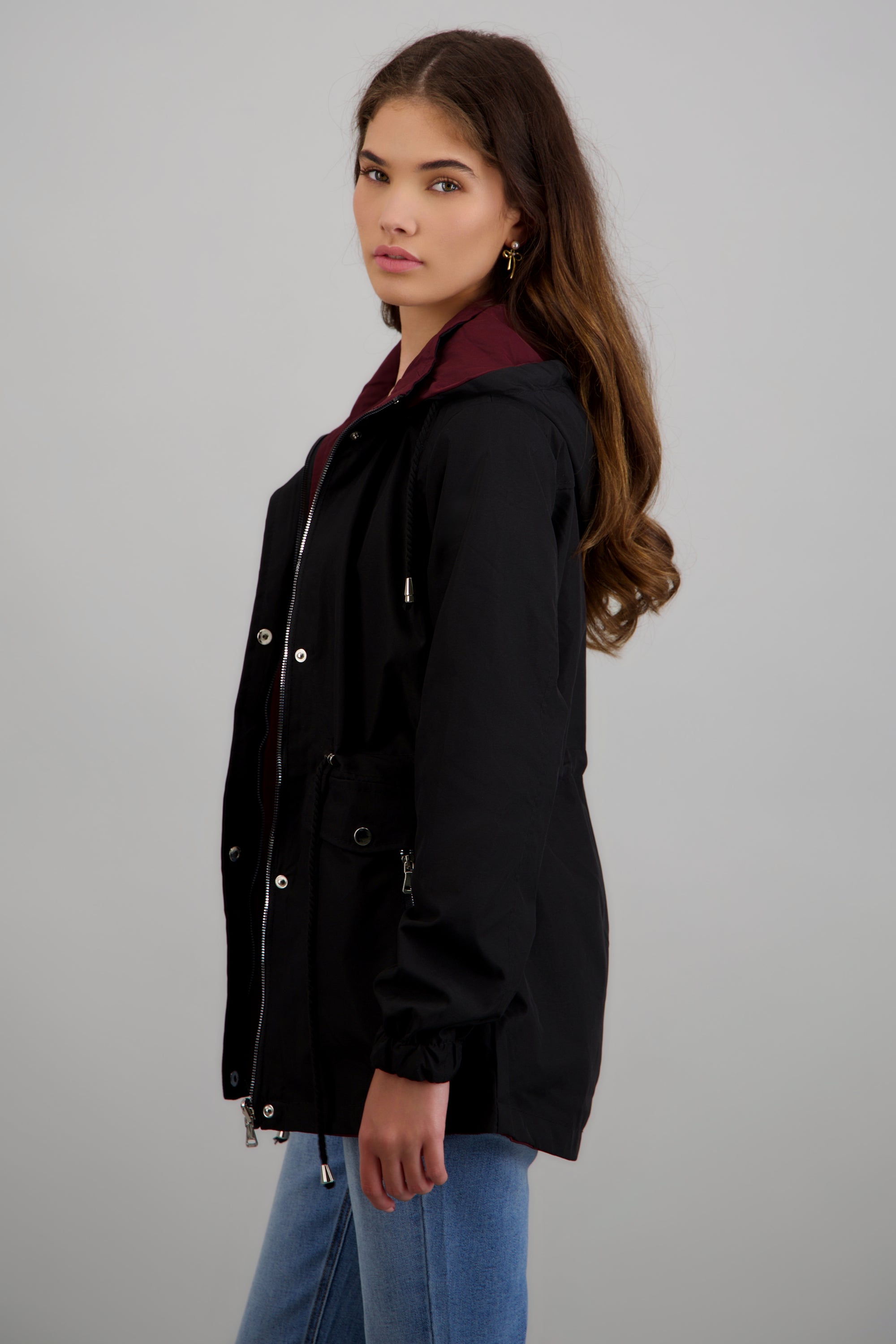 Gabardina ligera con gorro NEGRO COMBO