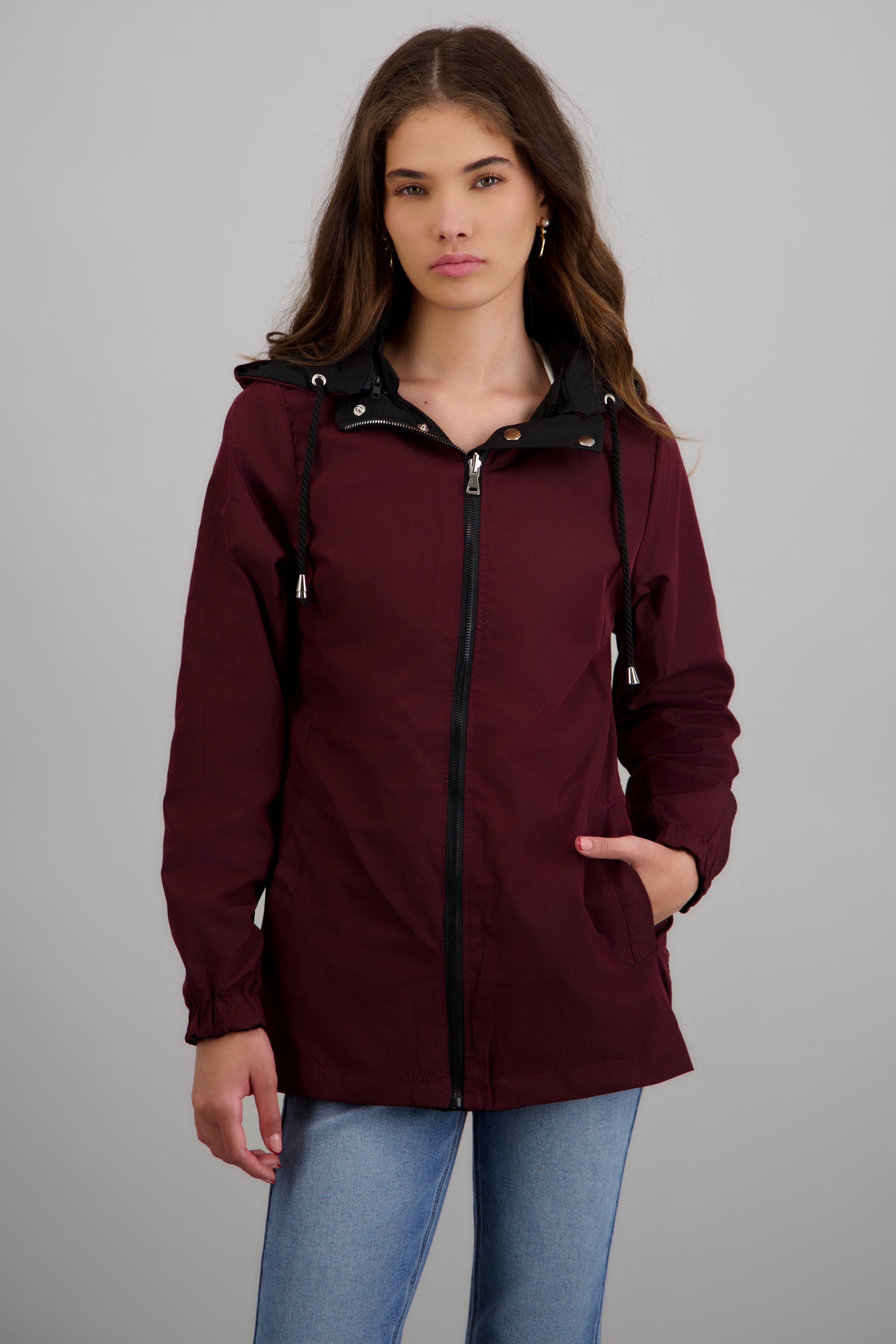 Gabardina ligera con gorro NEGRO COMBO