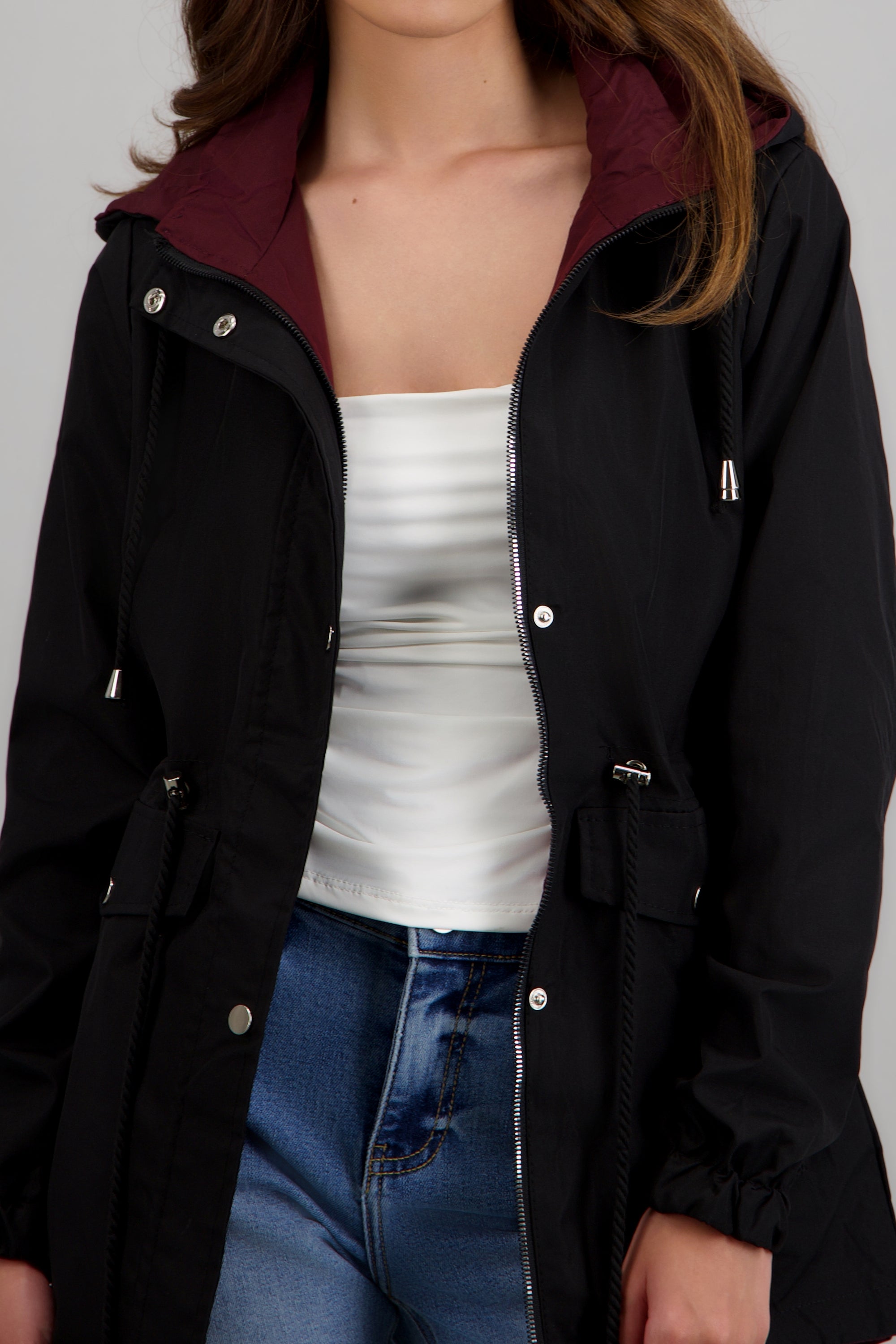 Gabardina ligera con gorro NEGRO COMBO
