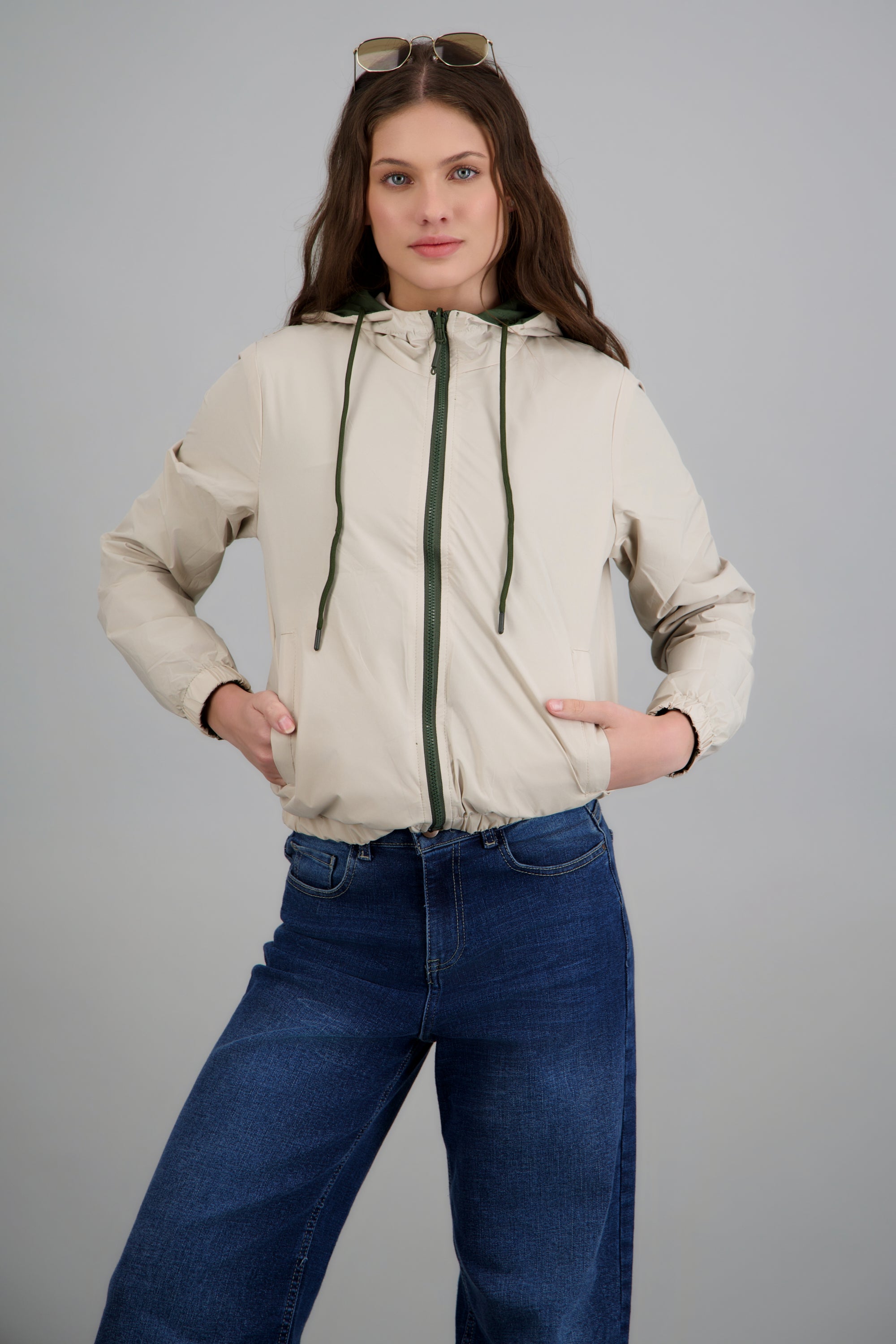 Chamarra ligera con gorro VERDE COMBO