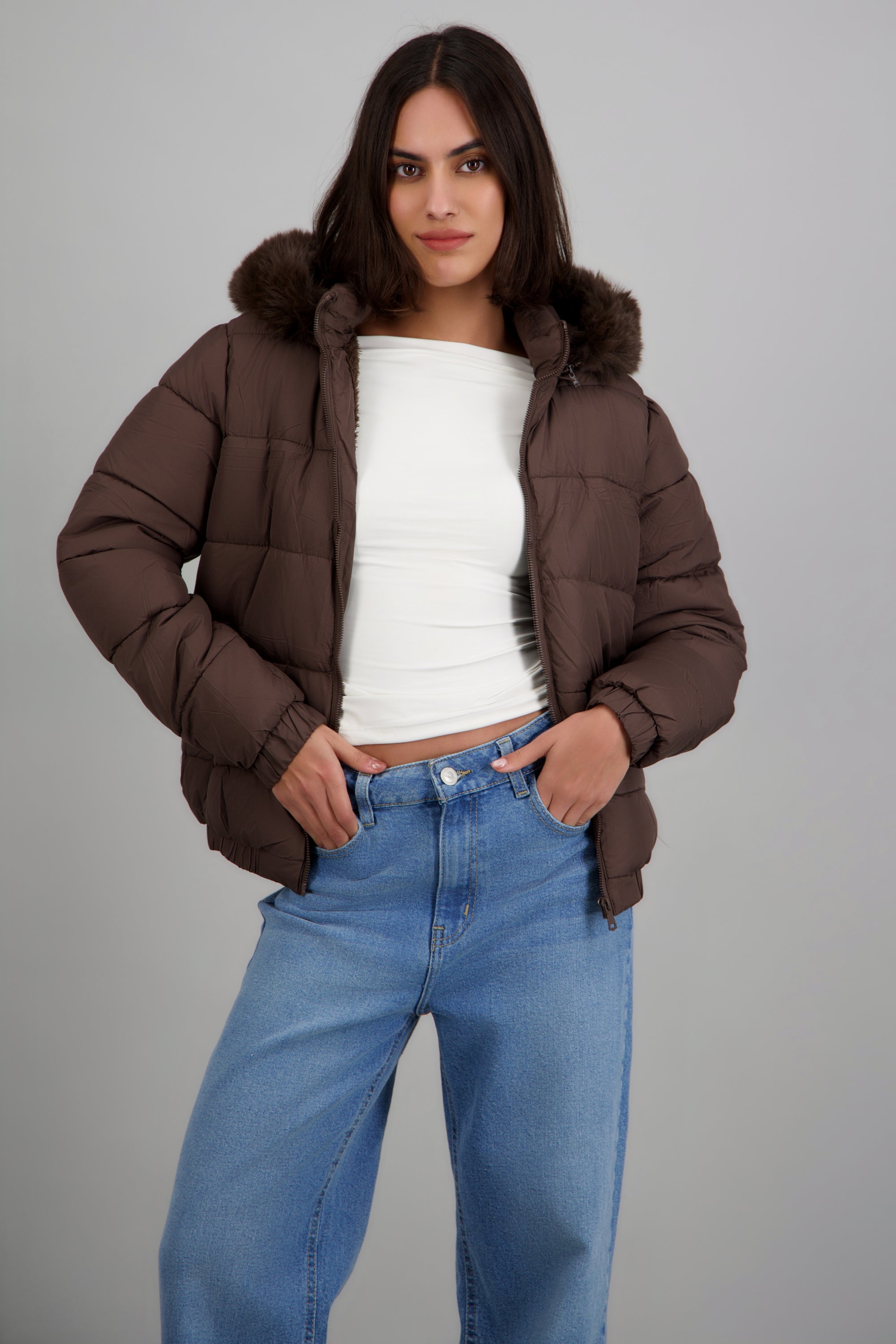 Puffer con gorro detalle peluche CHOCOLATE