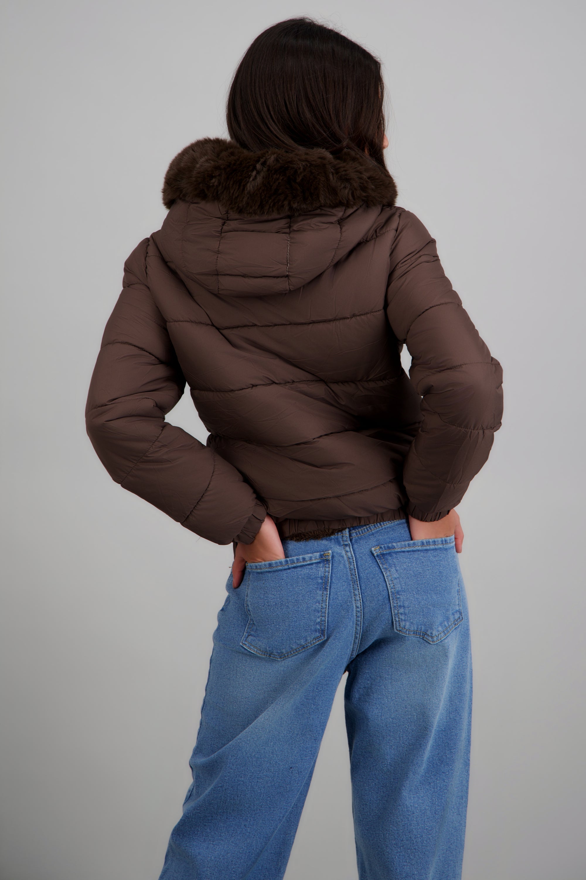 Puffer con gorro detalle peluche CHOCOLATE