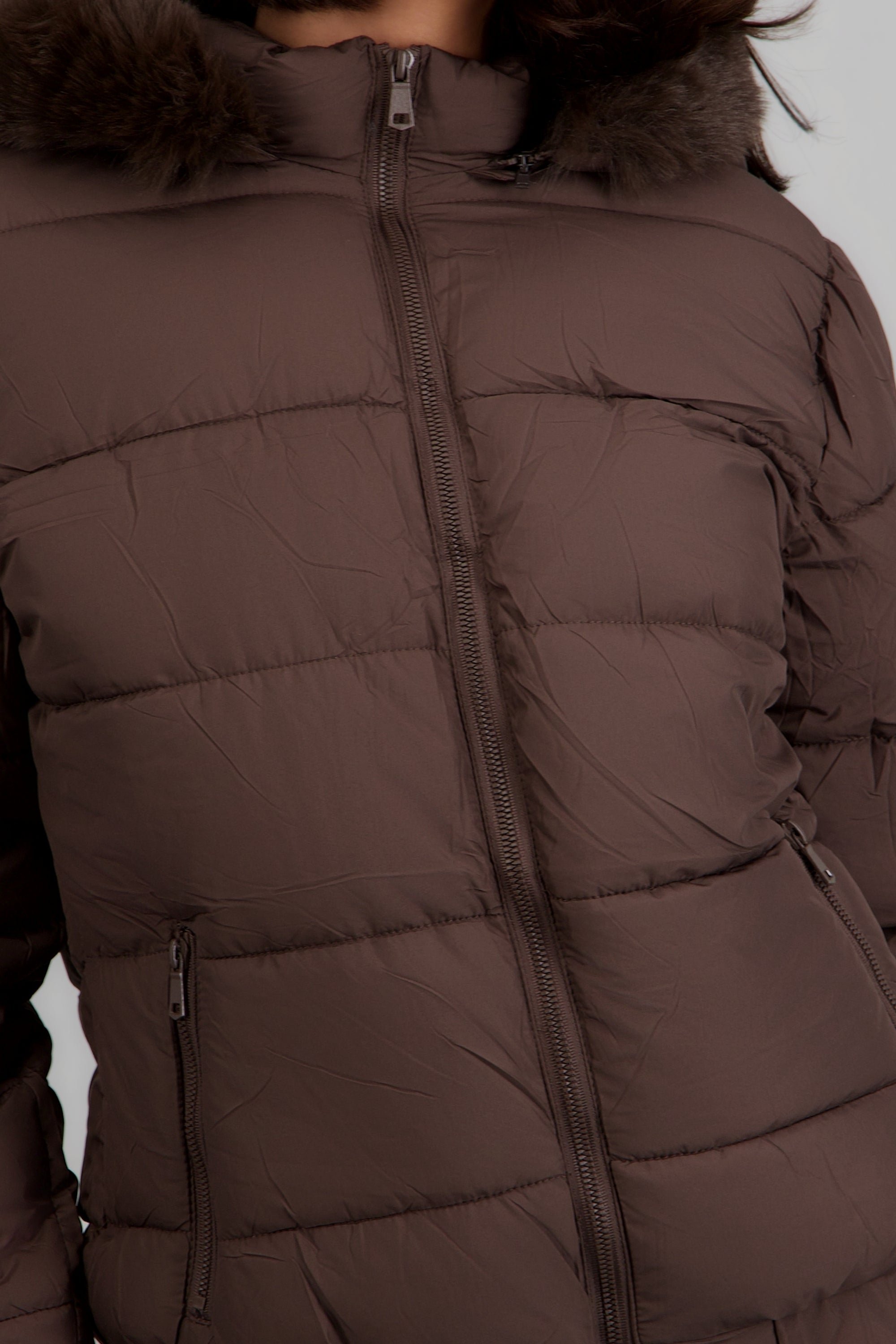 Puffer con gorro detalle peluche CHOCOLATE