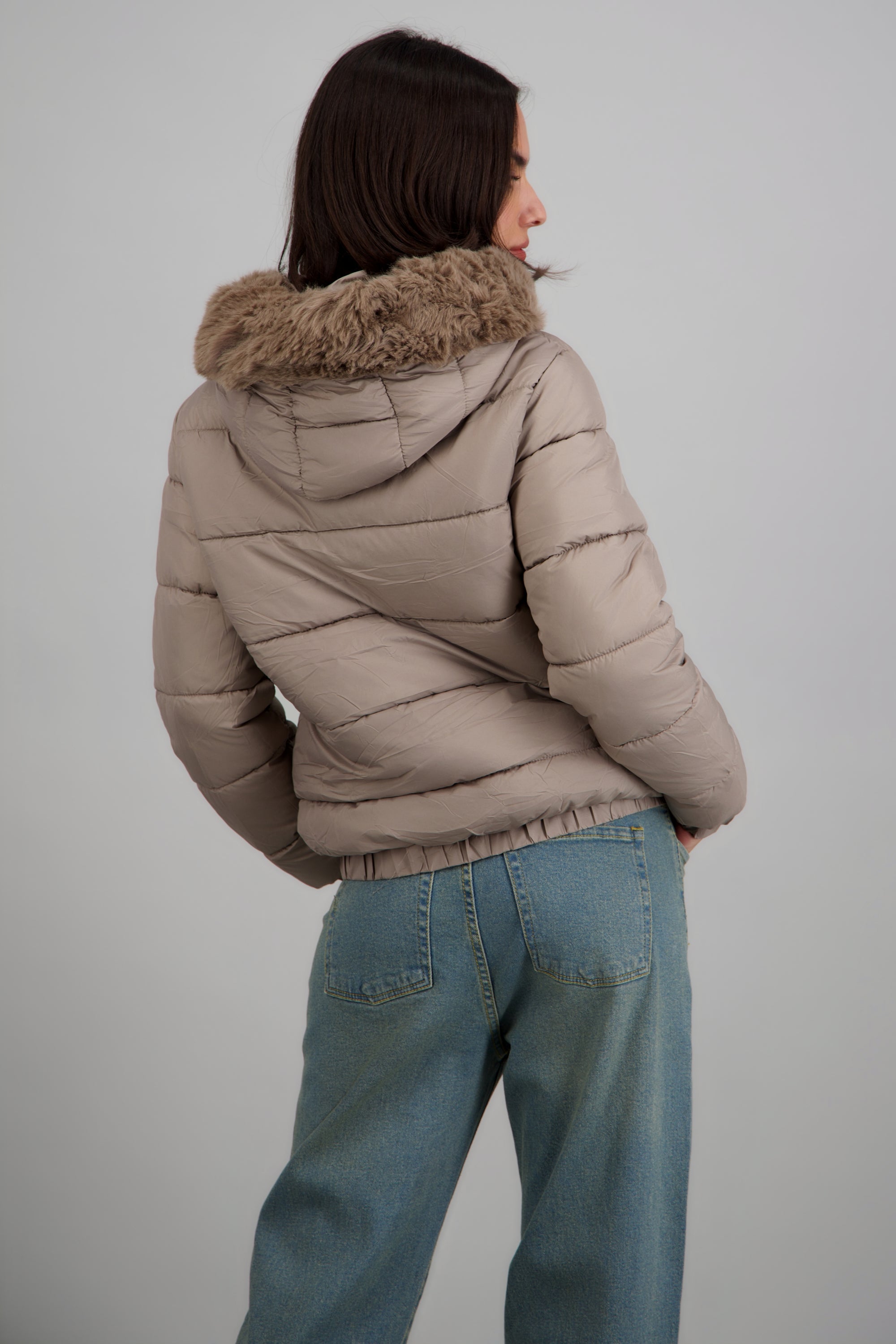 Puffer con gorro detalle peluche TAUPE