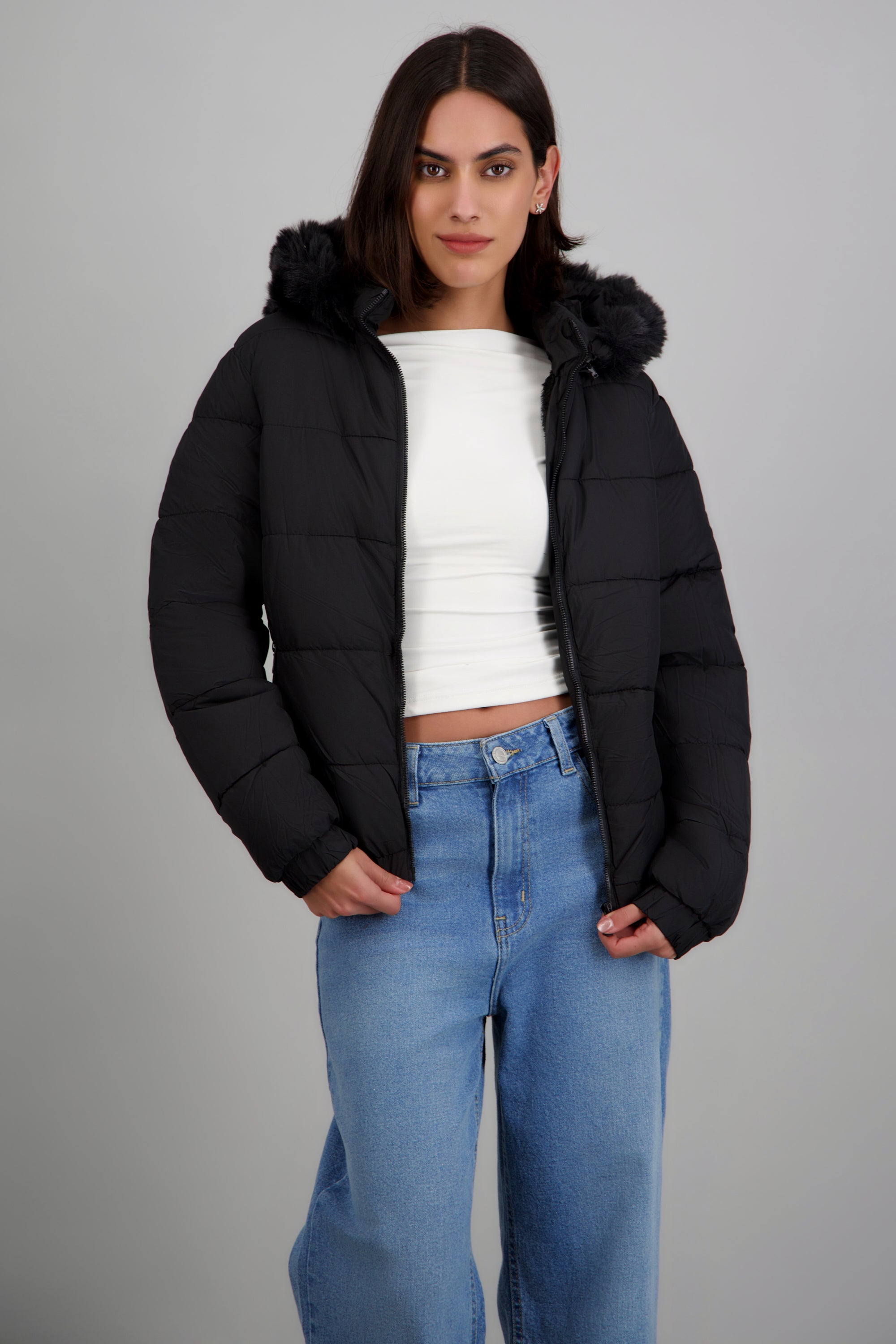 Puffer con gorro detalle peluche NEGRO
