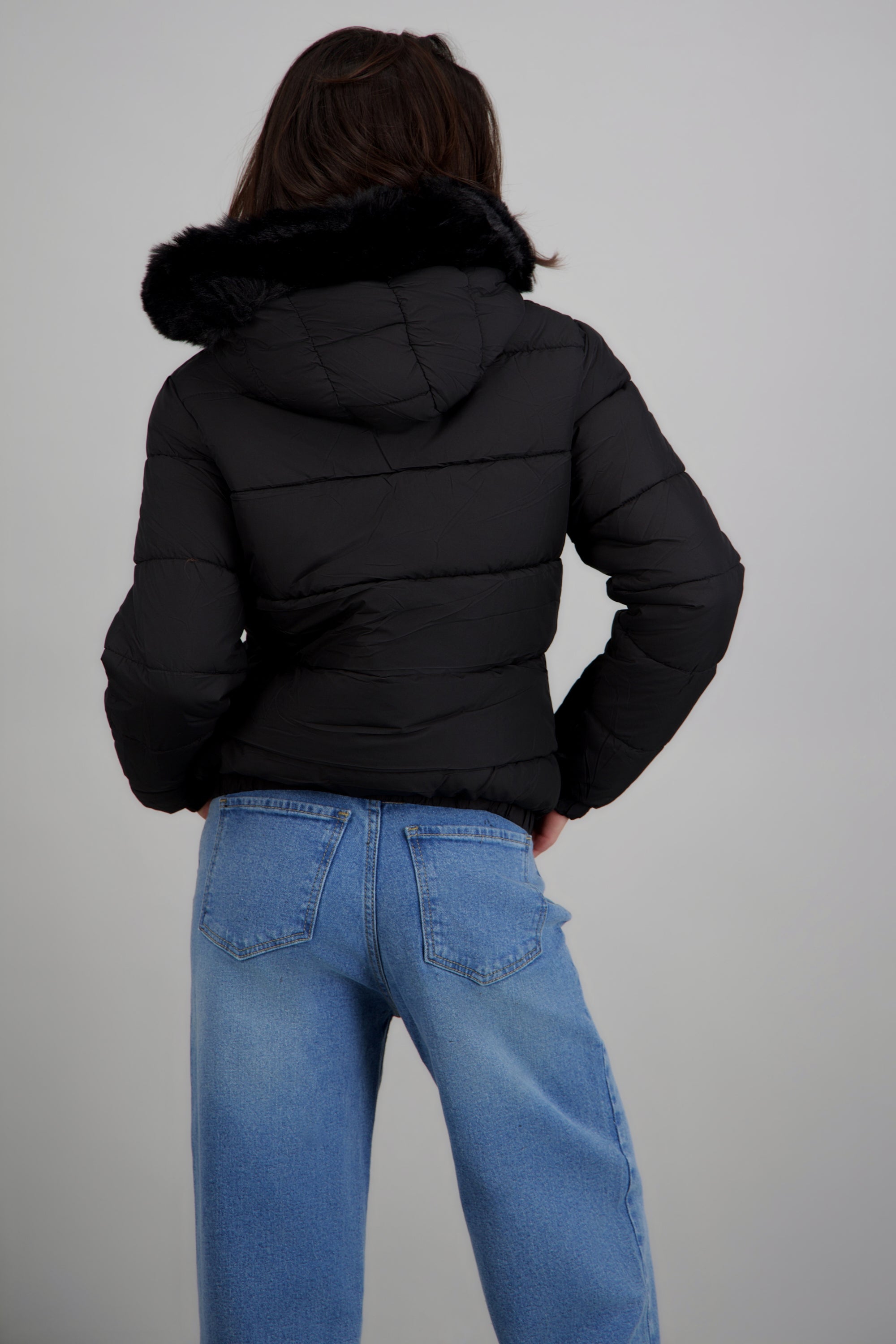 Puffer con gorro detalle peluche NEGRO