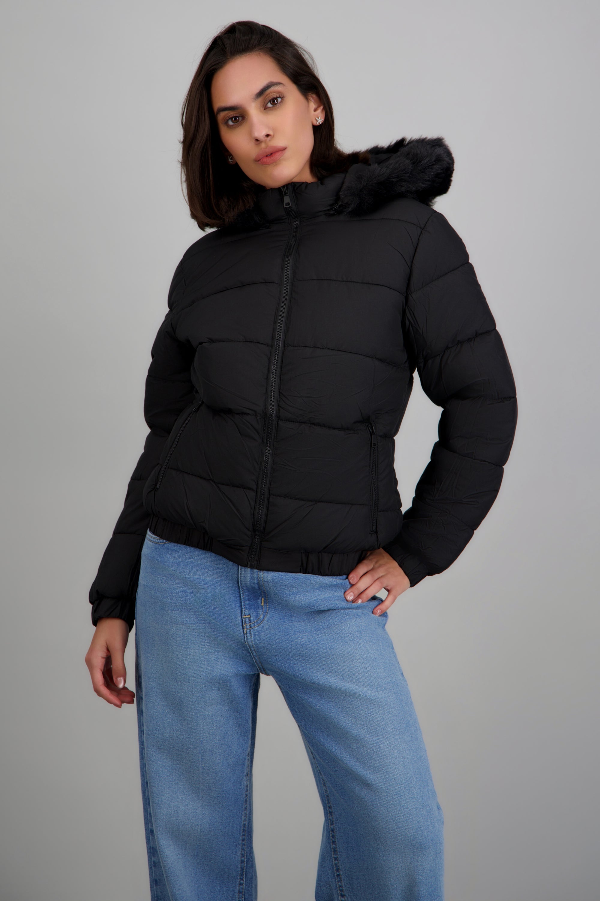 Puffer con gorro detalle peluche NEGRO