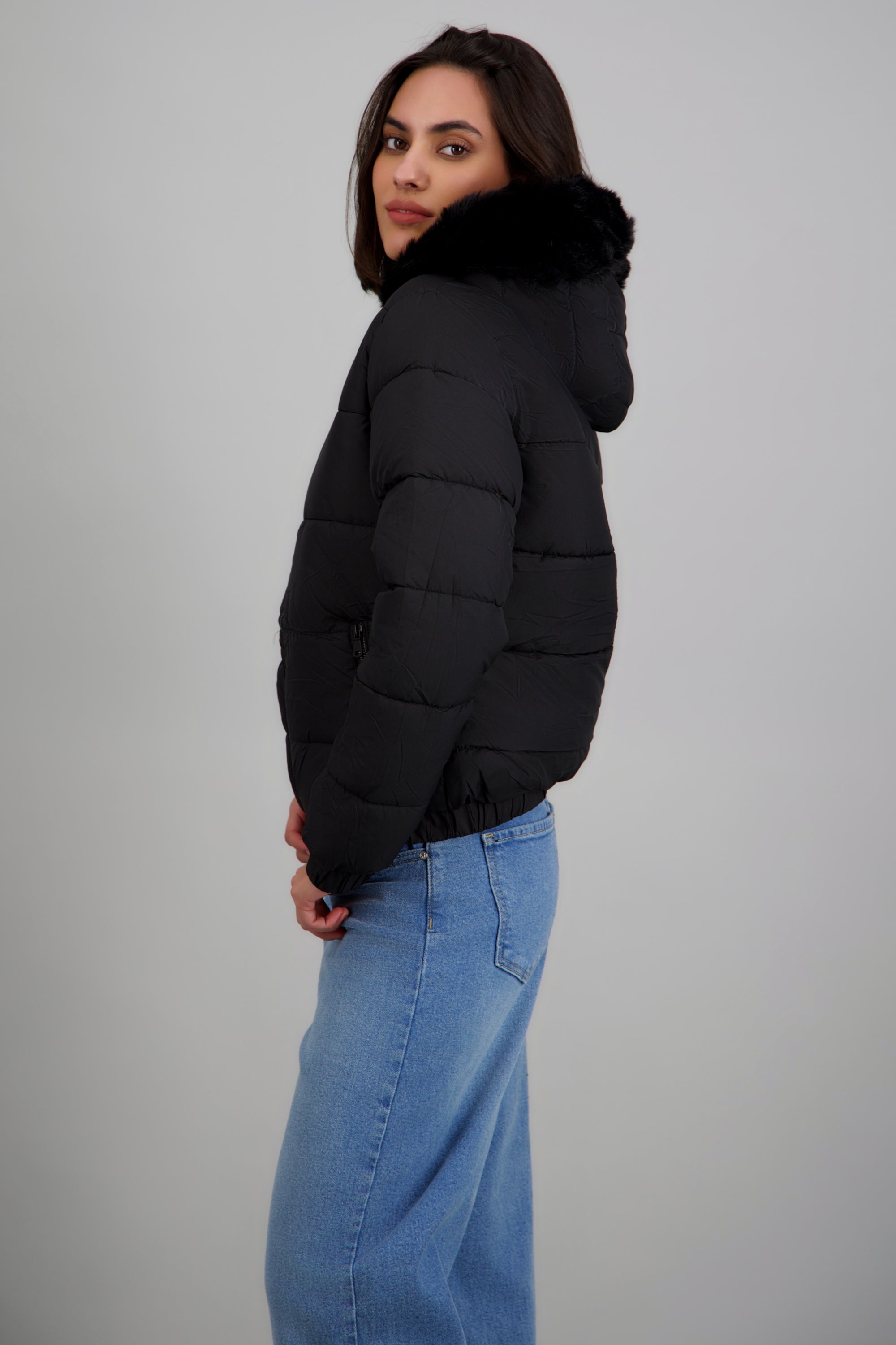 Puffer con gorro detalle peluche NEGRO