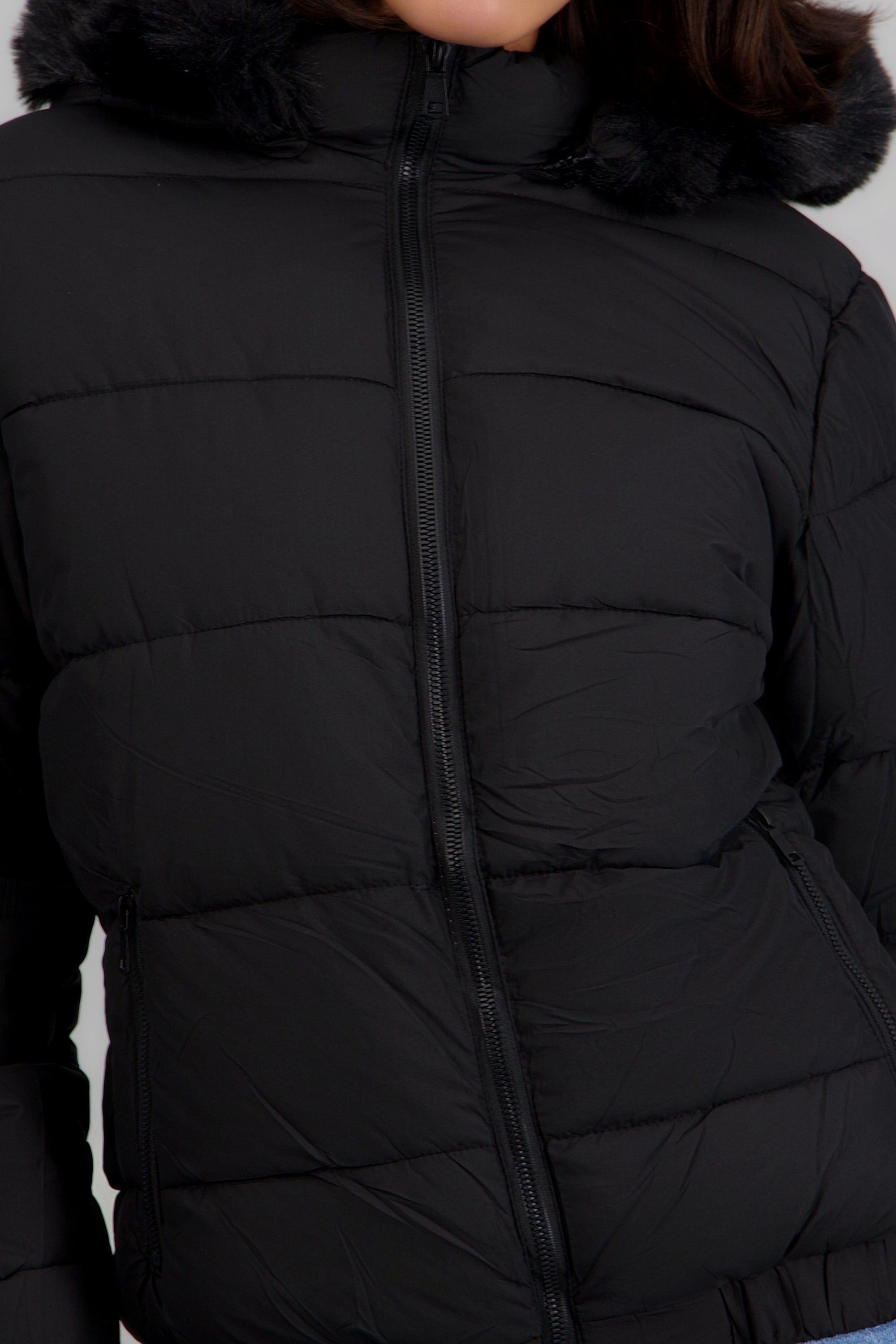 Puffer con gorro detalle peluche NEGRO