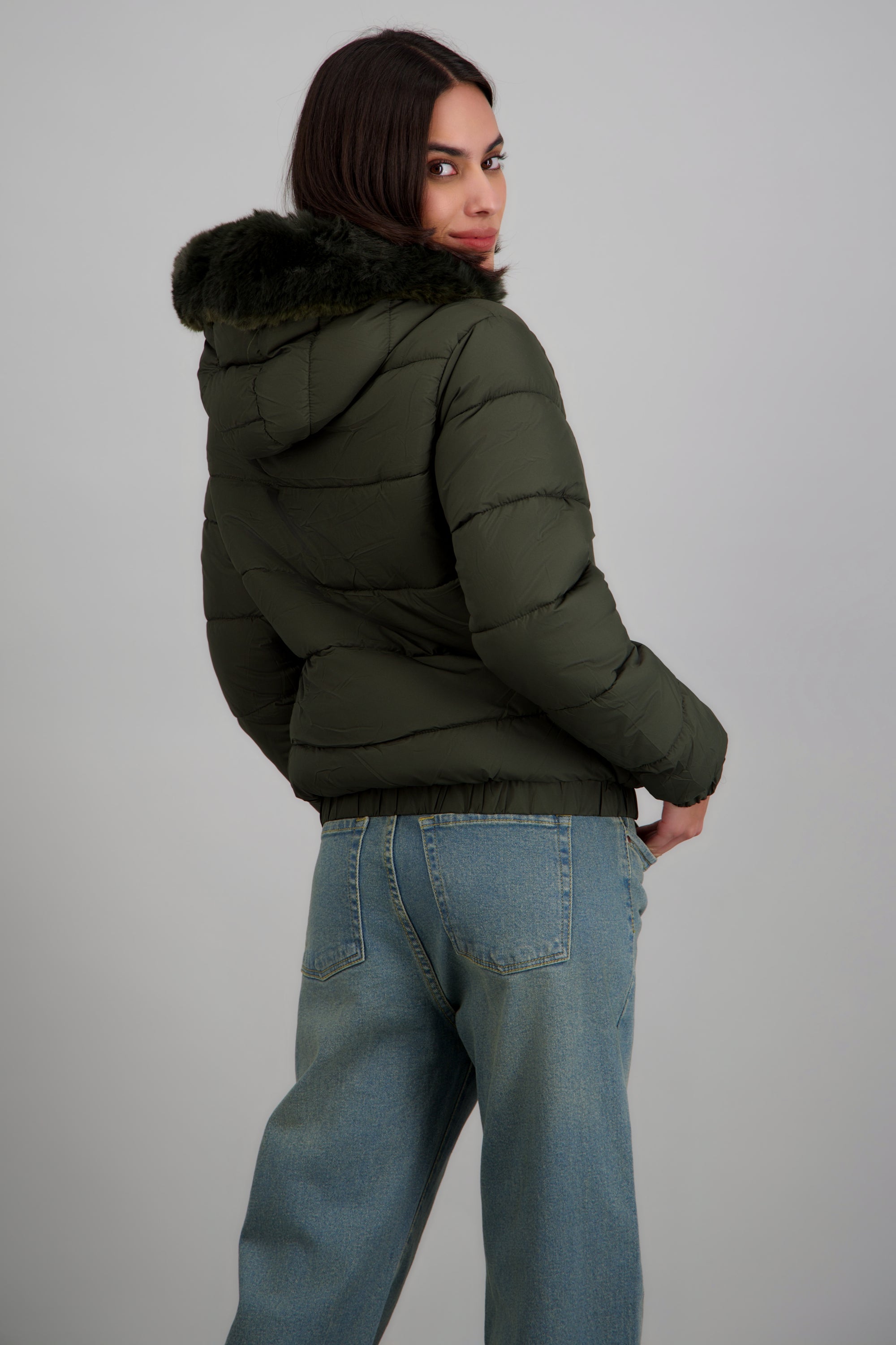 Puffer con gorro detalle peluche OLIVO
