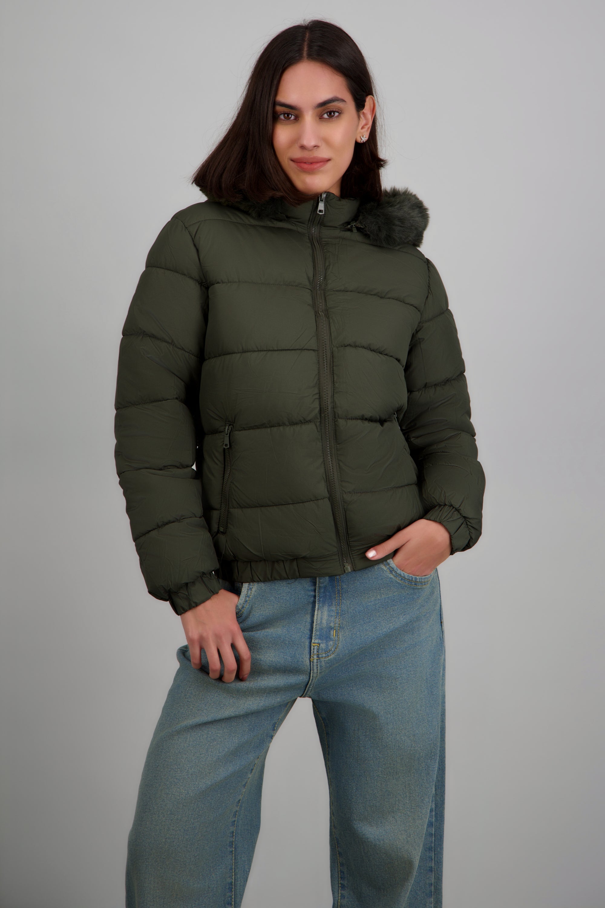 Puffer con gorro detalle peluche OLIVO