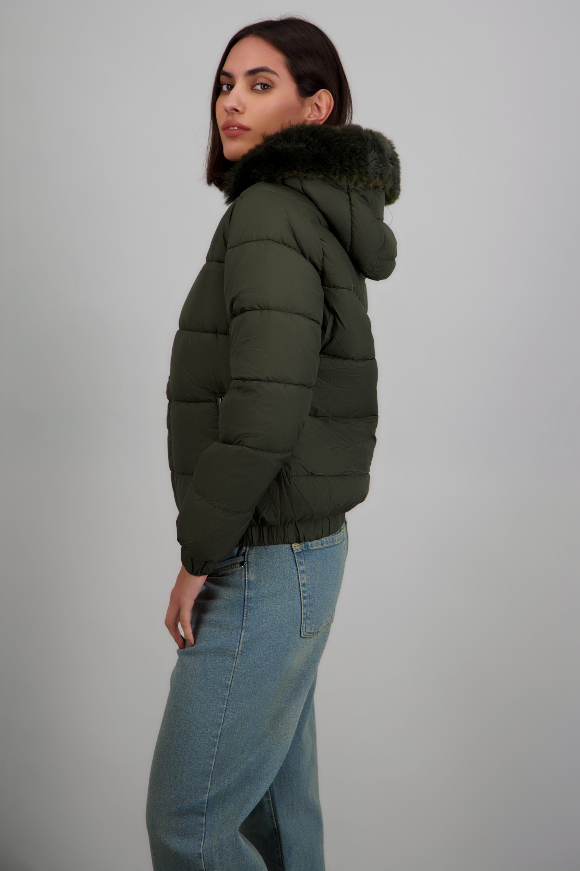 Puffer con gorro detalle peluche OLIVO