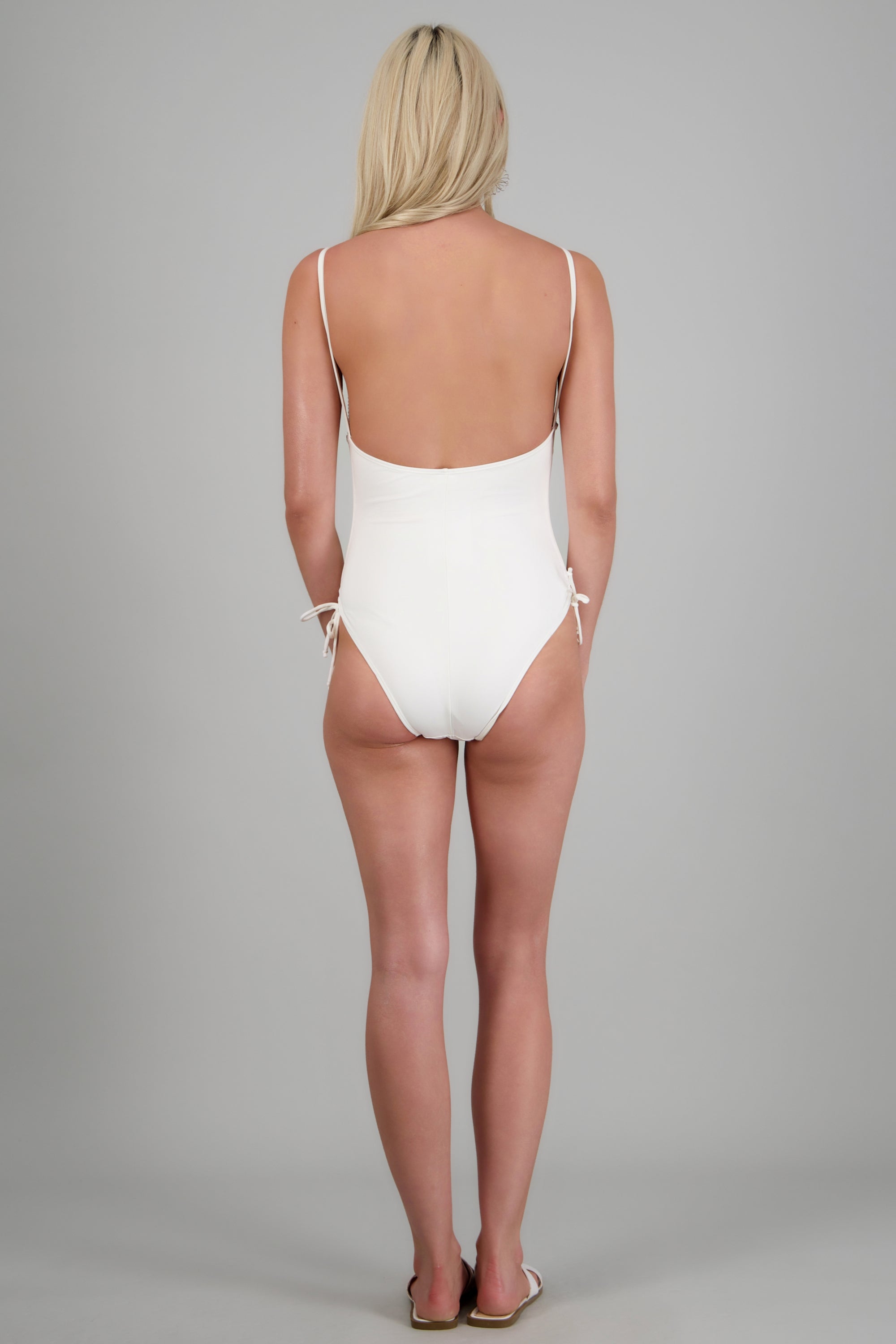 Traje de baño jaretas a los costados CREMA