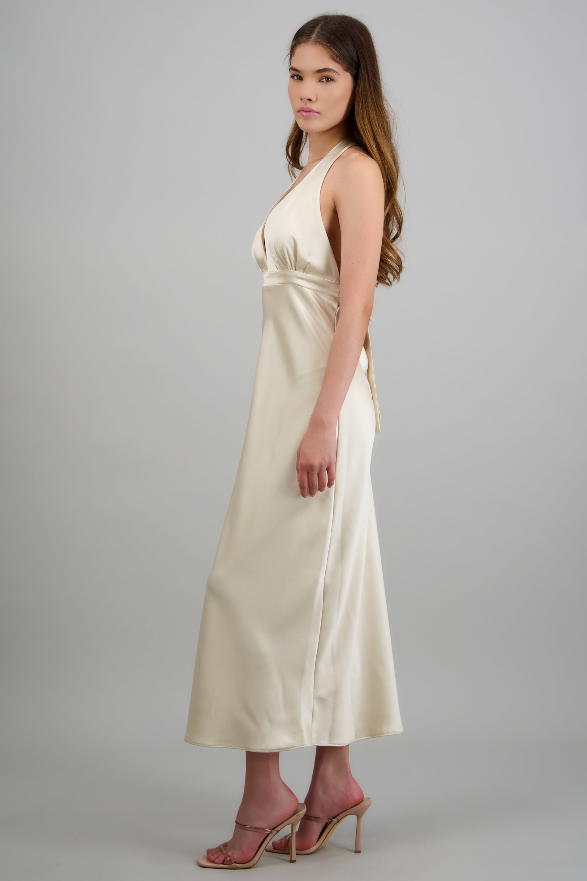 Vestido escote V satin amarre espalda CREMA