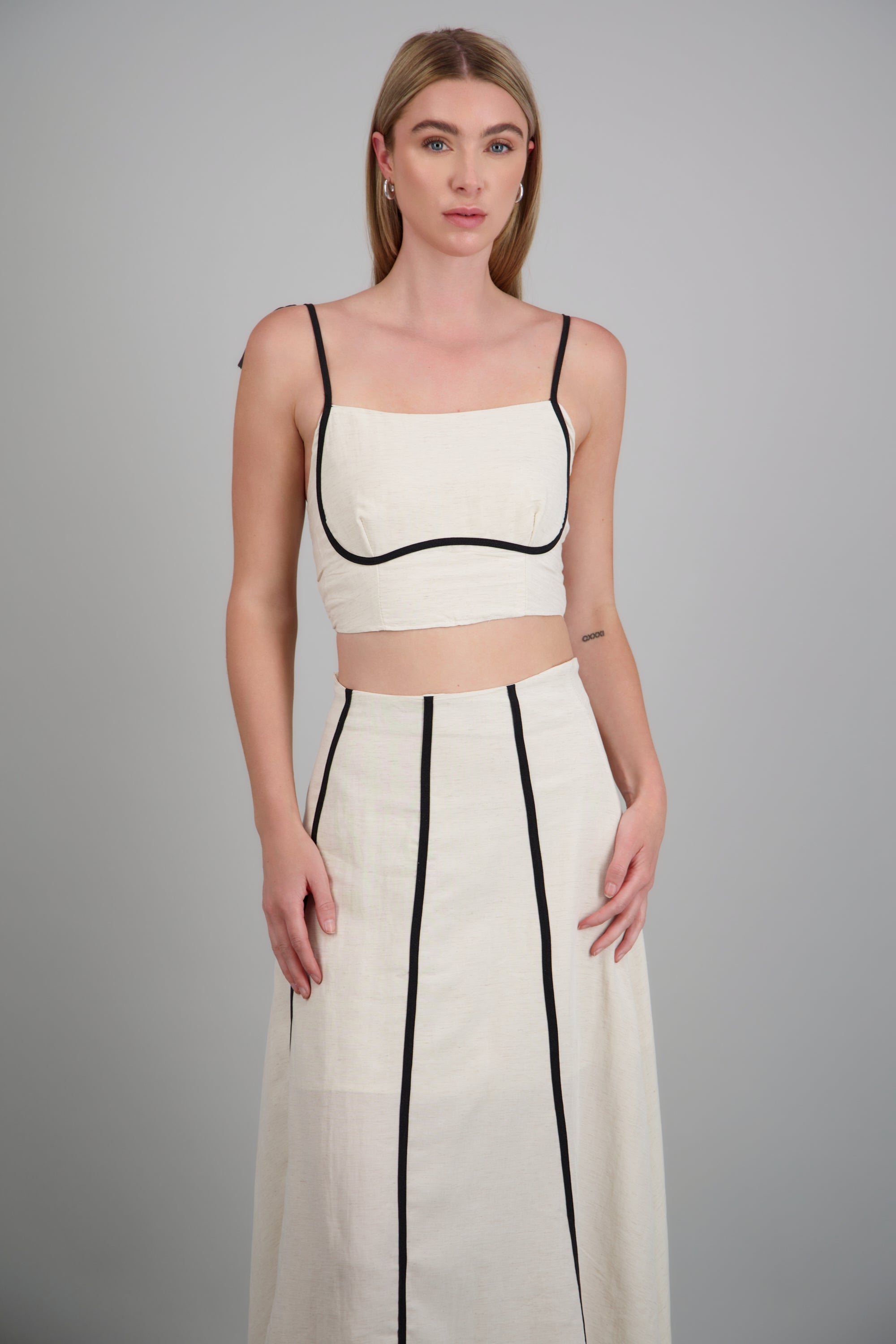Top crop detalle contraste silueta BEIGE