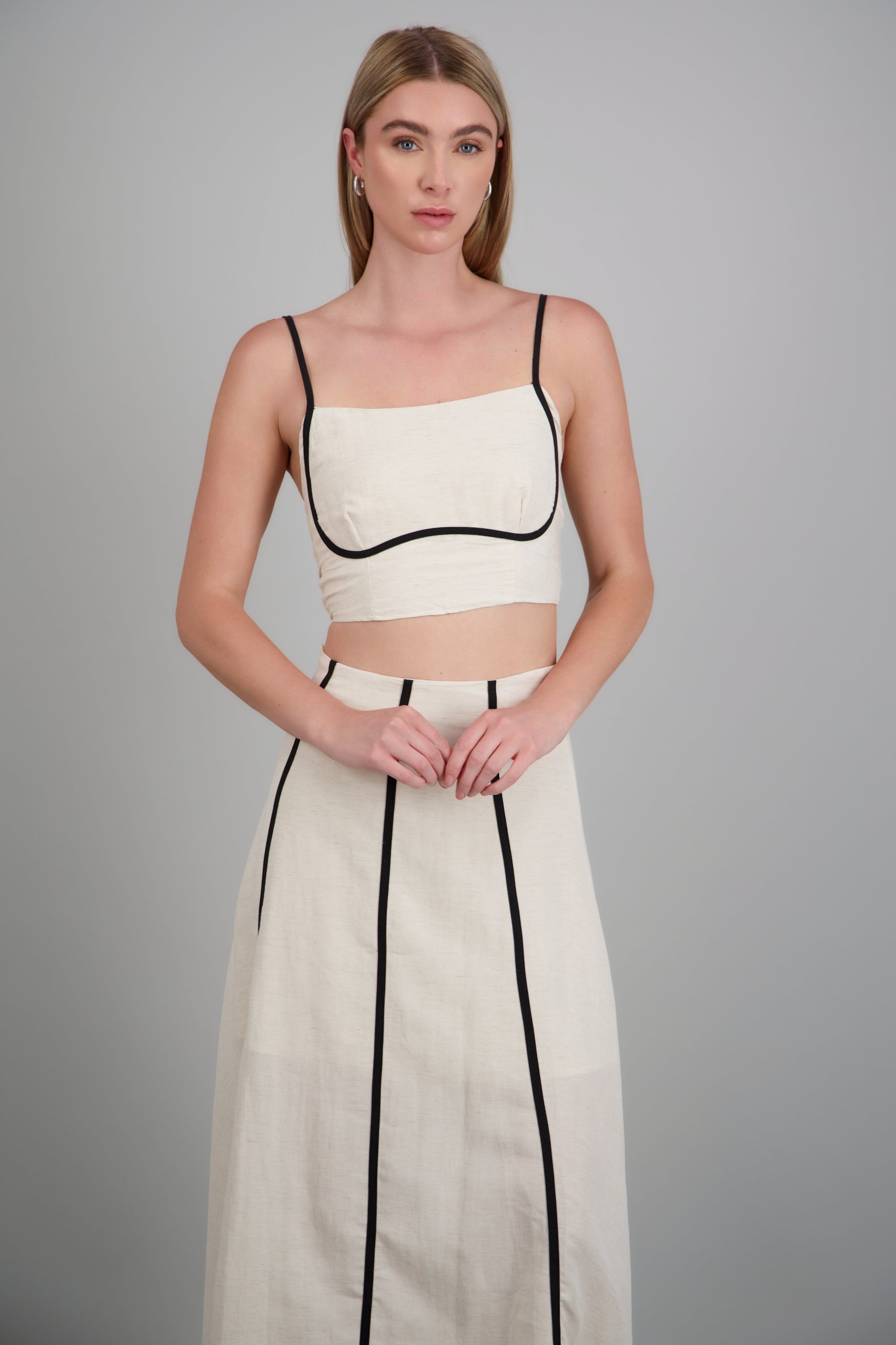 Top crop detalle contraste silueta BEIGE