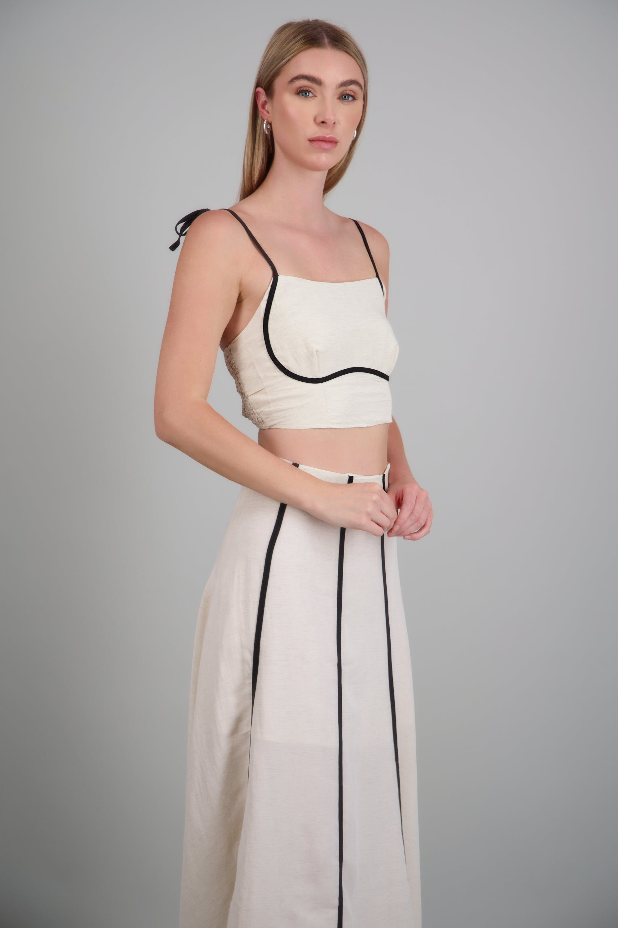 Top crop detalle contraste silueta BEIGE