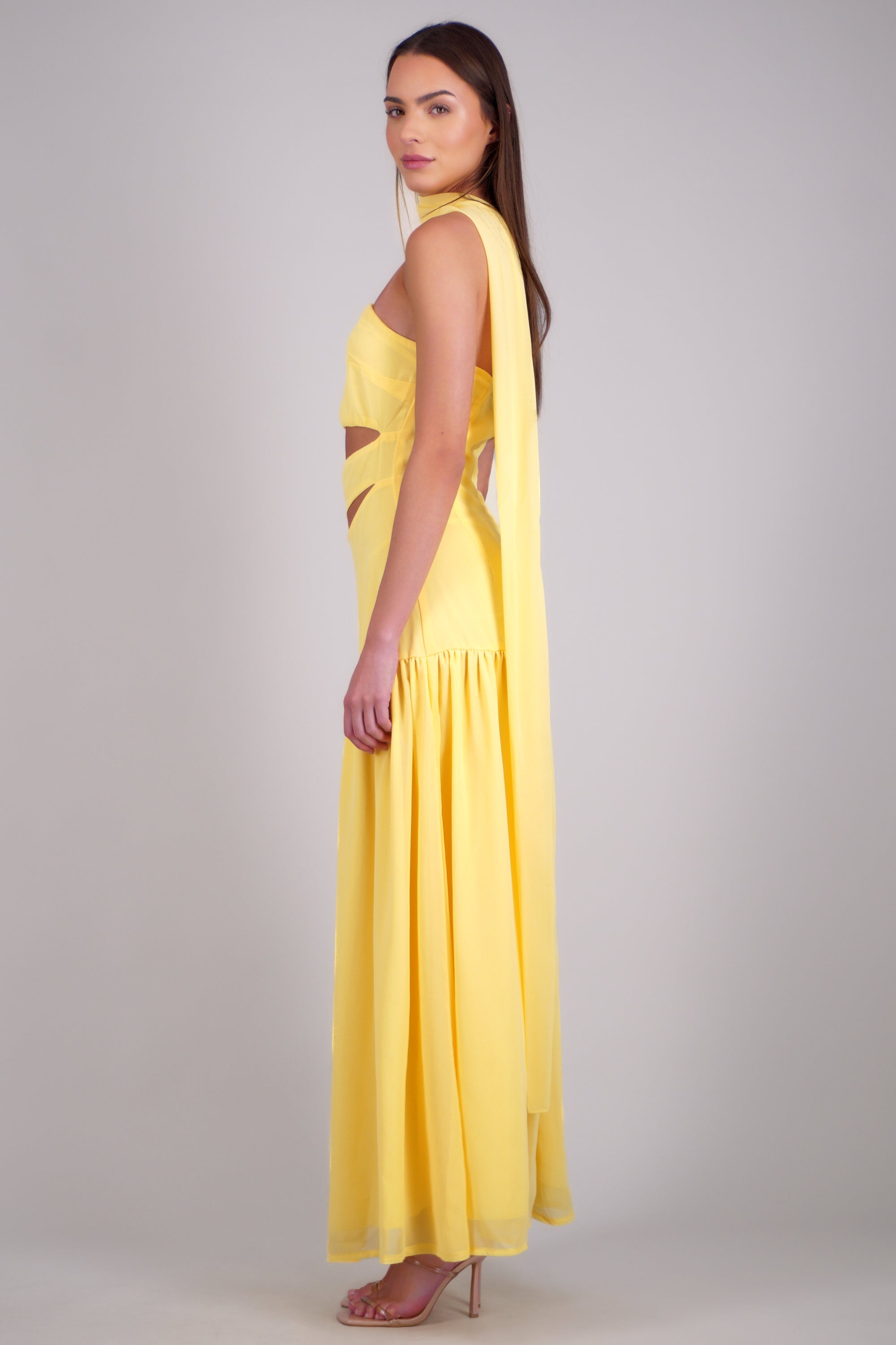 Vestido midi strapples detalle cut out AMARILLO